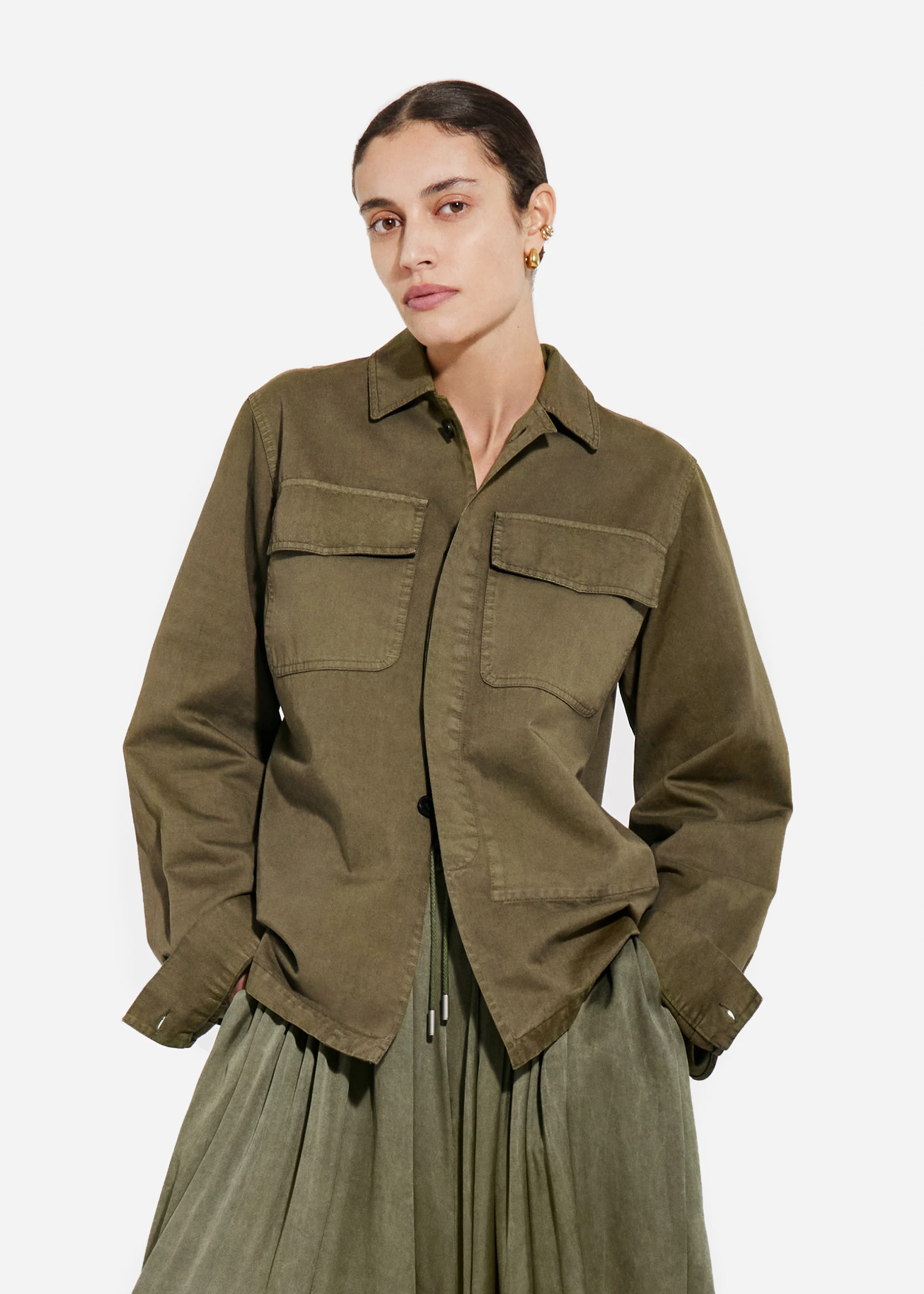 1174-garment-dyed-shirt-jacket-in-cotton-avocado-1.webp Garment Dyed Shirt Jacket in Cotton - Avocado