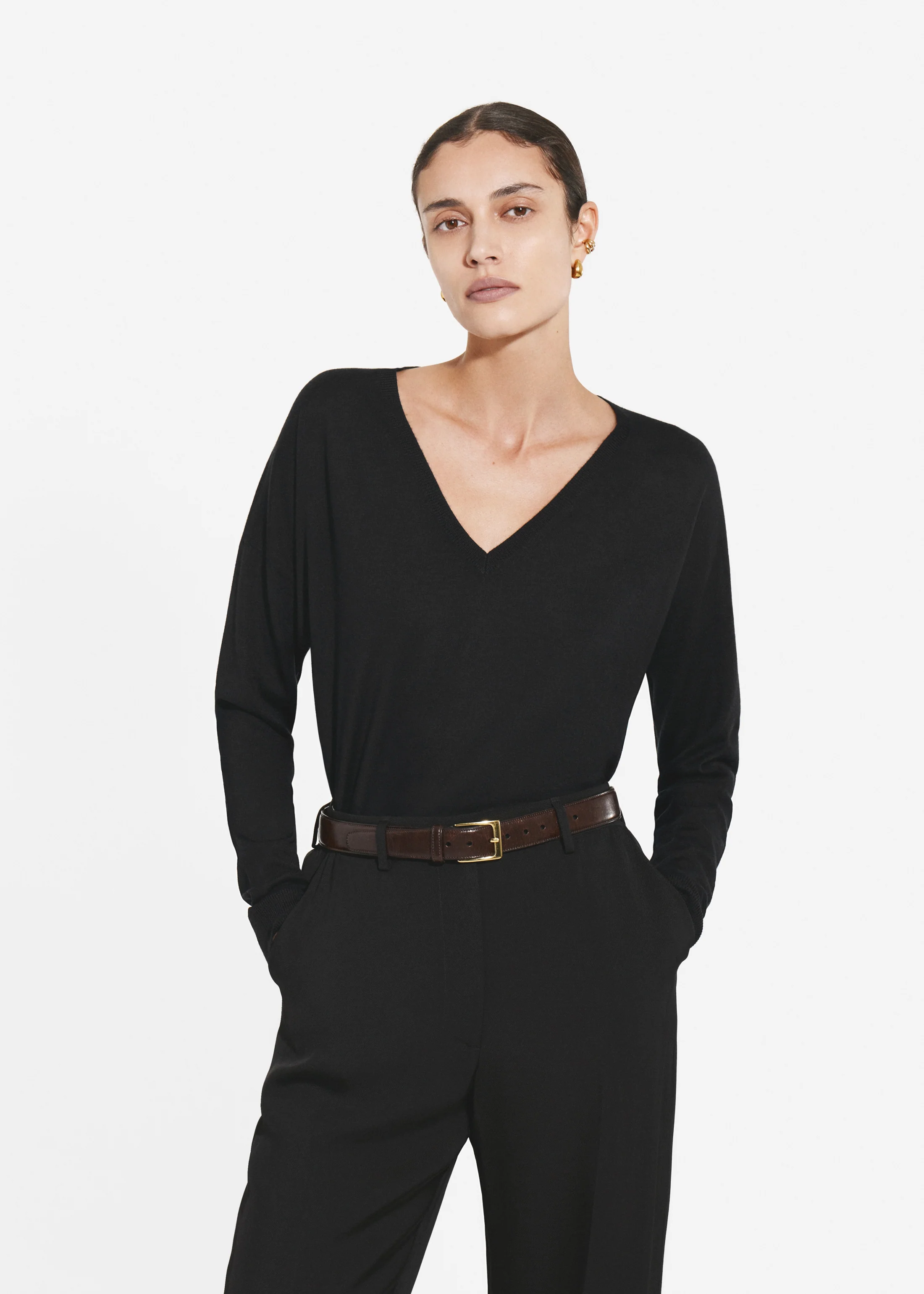 1211-v-neck-sweater-in-fine-cashmere-black-1.webp V-Neck Sweater in Fine Cashmere - Black