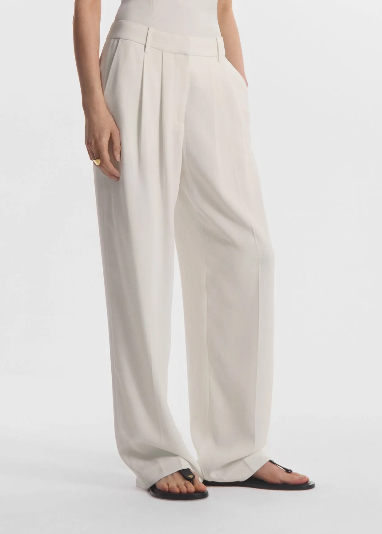 124-pleated-trouser-in-crepe-ivory-4.webp Pleated Trouser in Crepe - Ivory