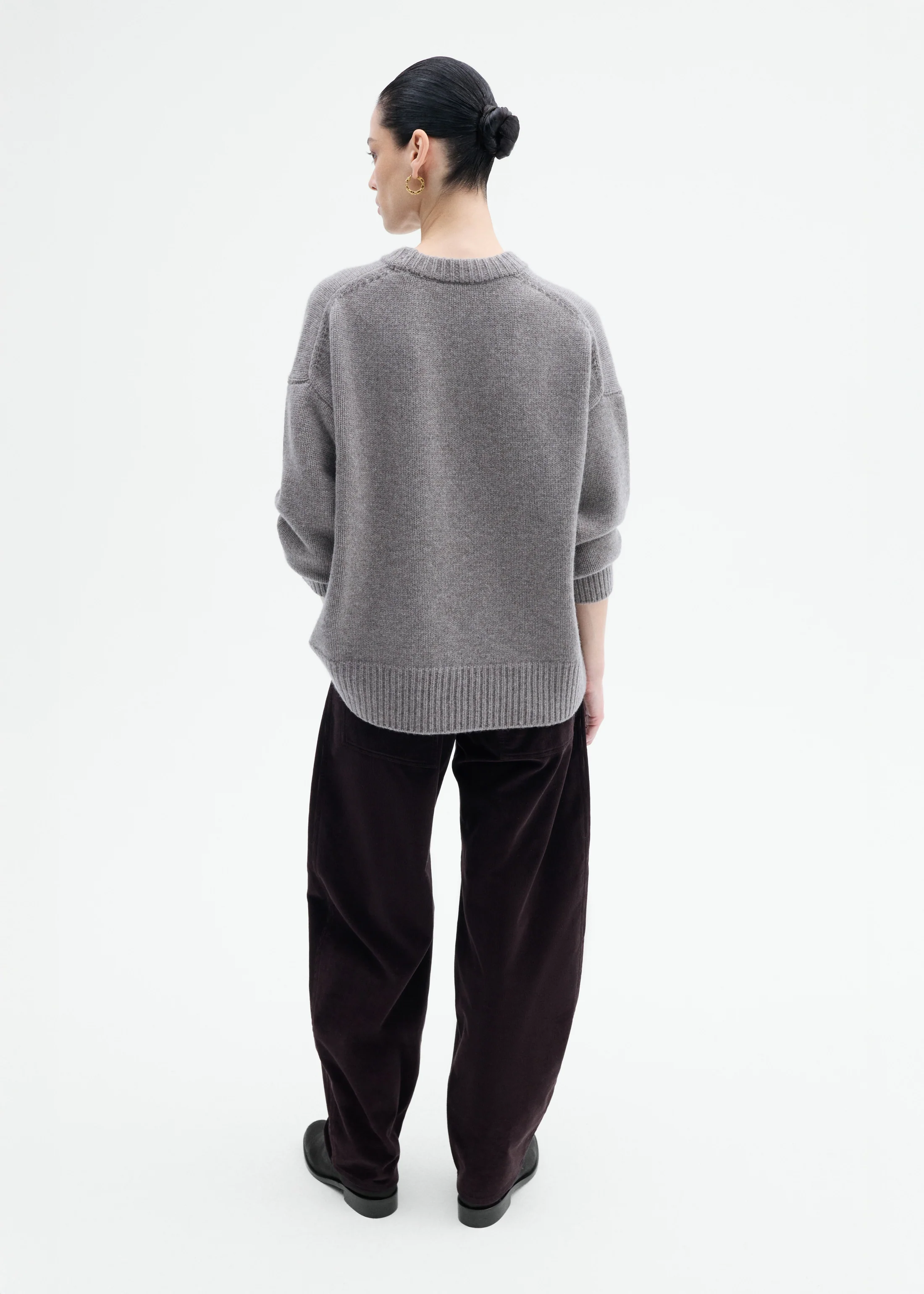 1318-boyfriend-crew-sweater-in-wool-cashmere-taupe-4.webp Boyfriend Crew Sweater in Wool Cashmere - Taupe