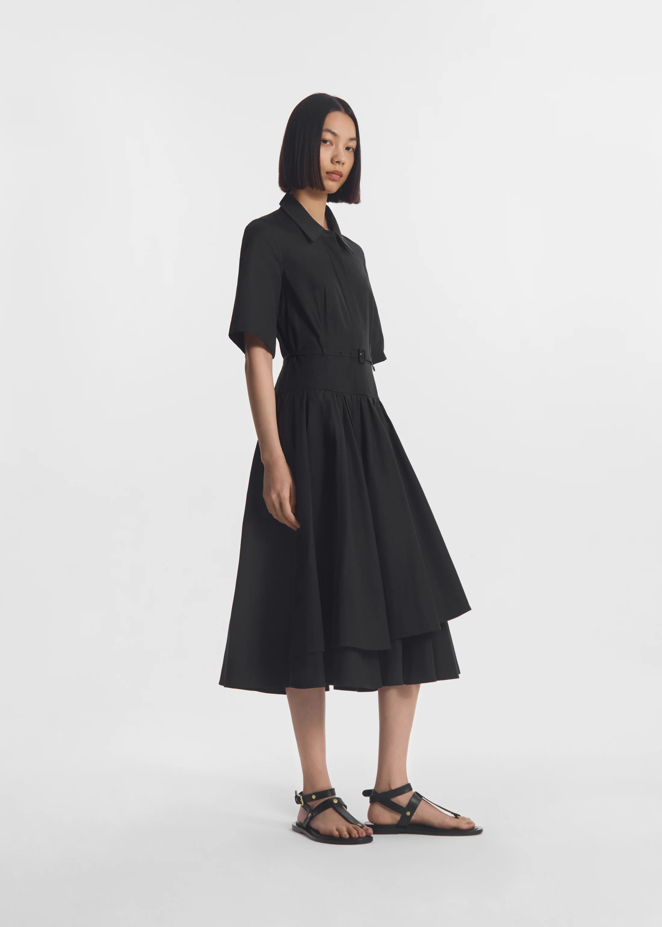 133-short-sleeve-belted-dress-in-cotton-poplin-black-2.webp Short Sleeve Belted Dress in Cotton Poplin - Black