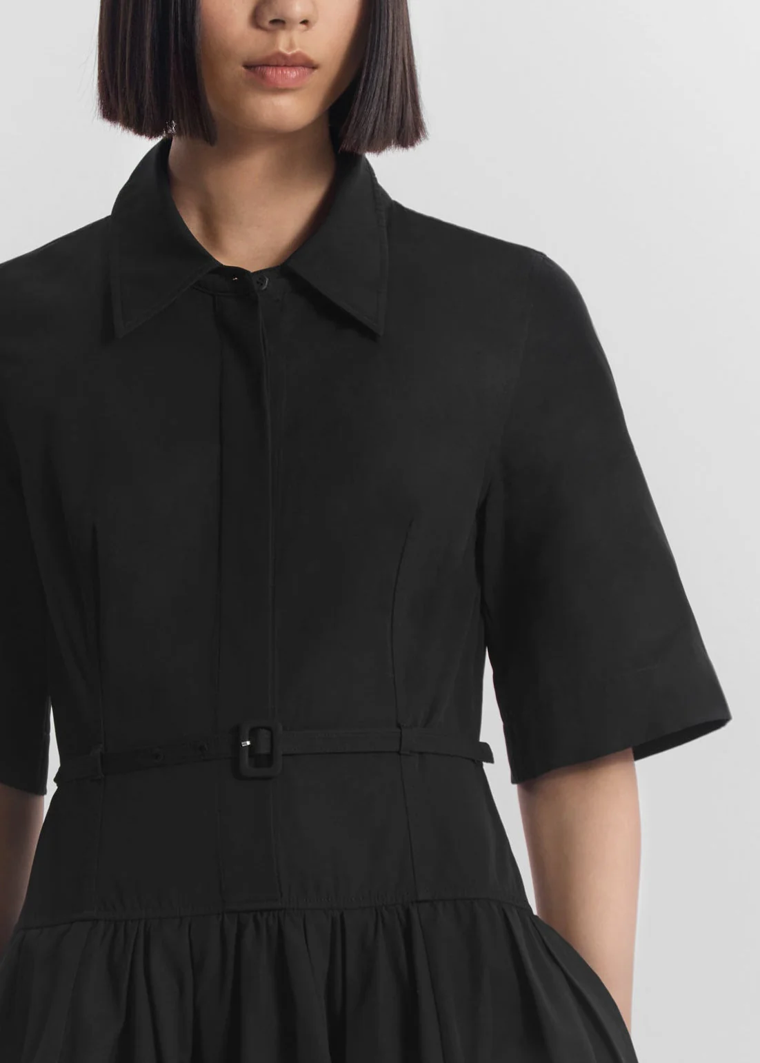 133-short-sleeve-belted-dress-in-cotton-poplin-black-4.webp Short Sleeve Belted Dress in Cotton Poplin - Black