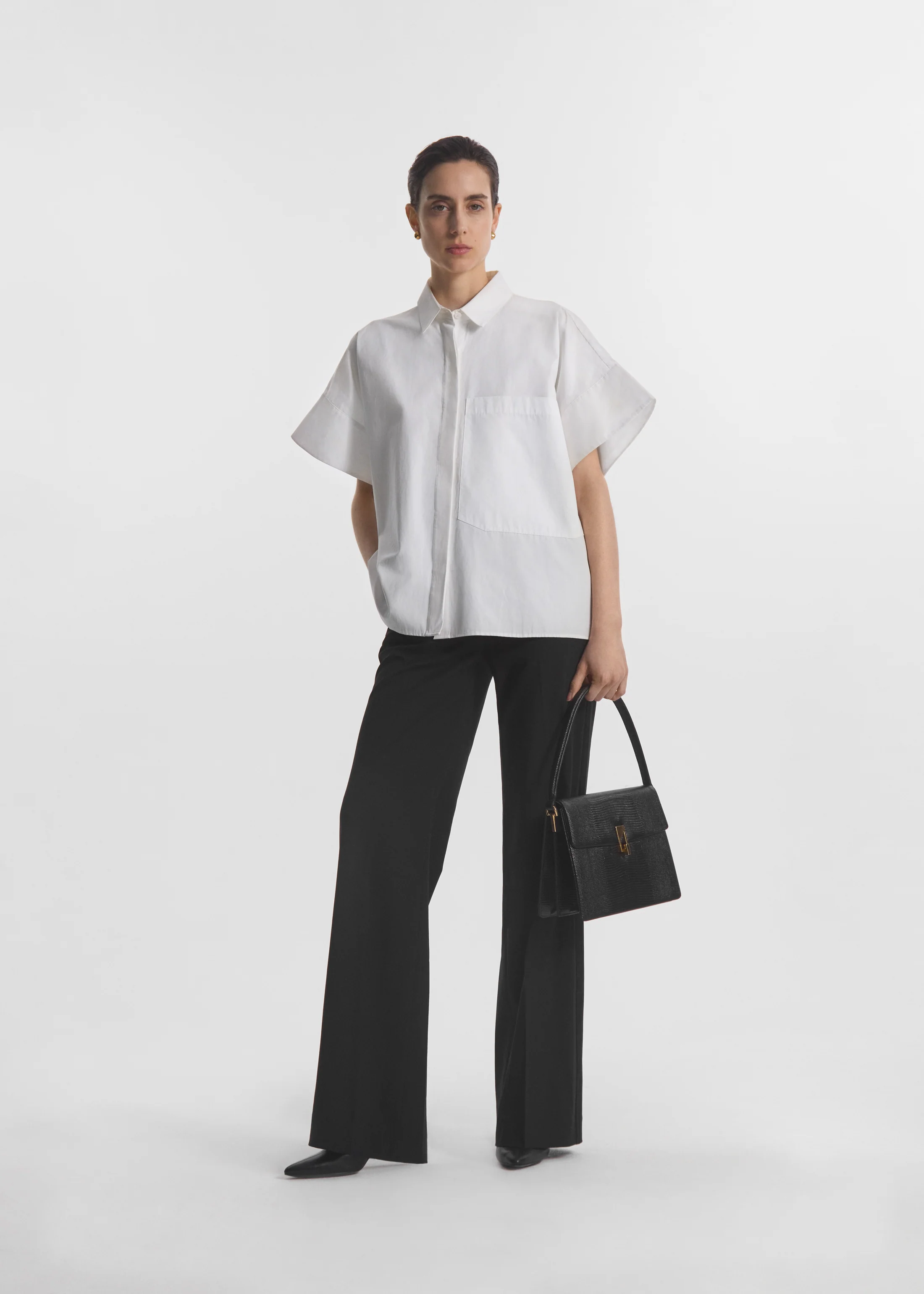 140-boxy-short-sleeve-shirt-in-cotton-poplin-white-2.webp Boxy Short Sleeve Shirt in Cotton Poplin - White