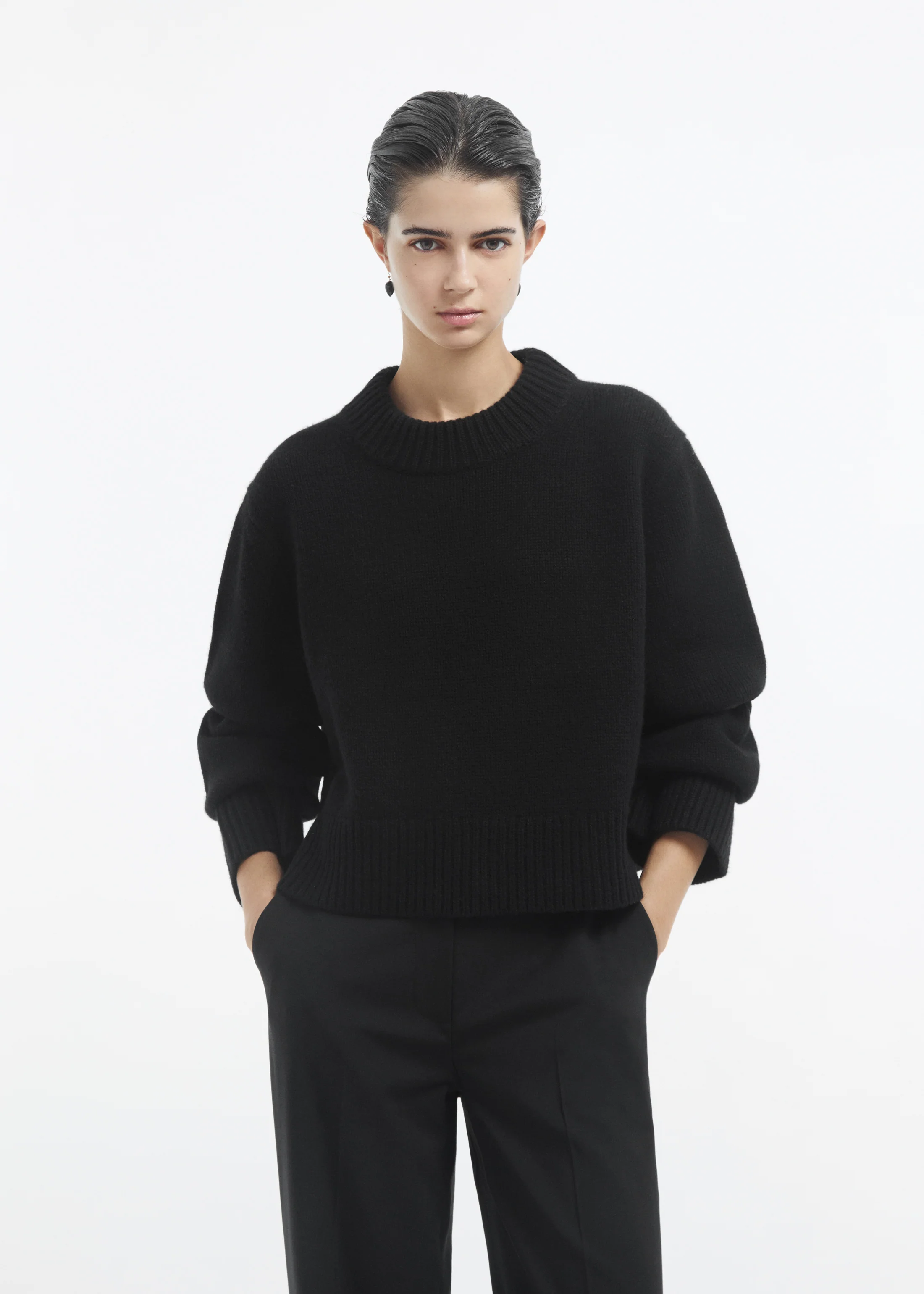 1464-cropped-oversized-sweater-in-cashmere-black-1.webp Cropped Oversized Sweater in Cashmere - Black