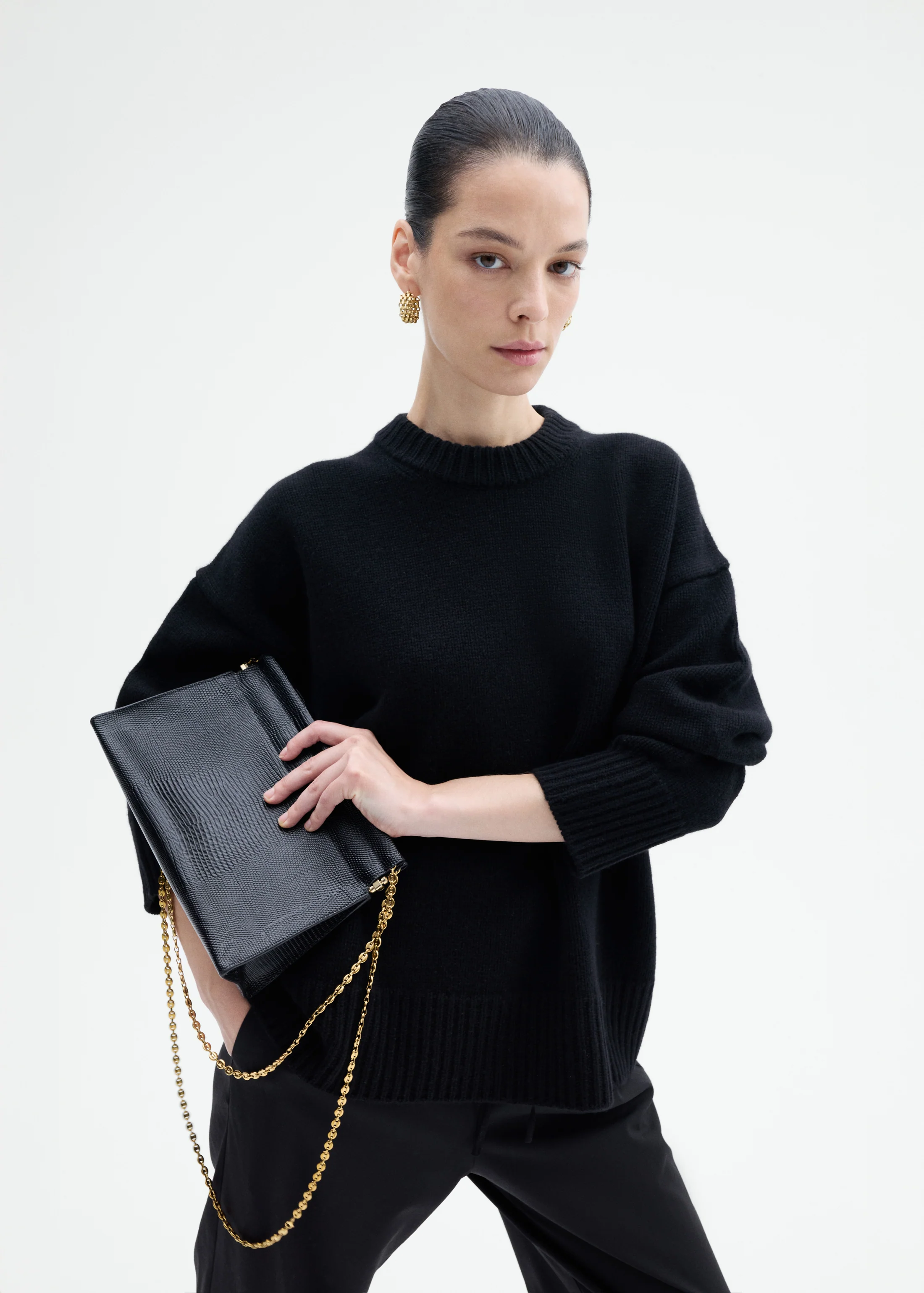 1703-boyfriend-crew-neck-in-wool-cashmere-black-1.webp Boyfriend Crew Neck in Wool Cashmere - Black