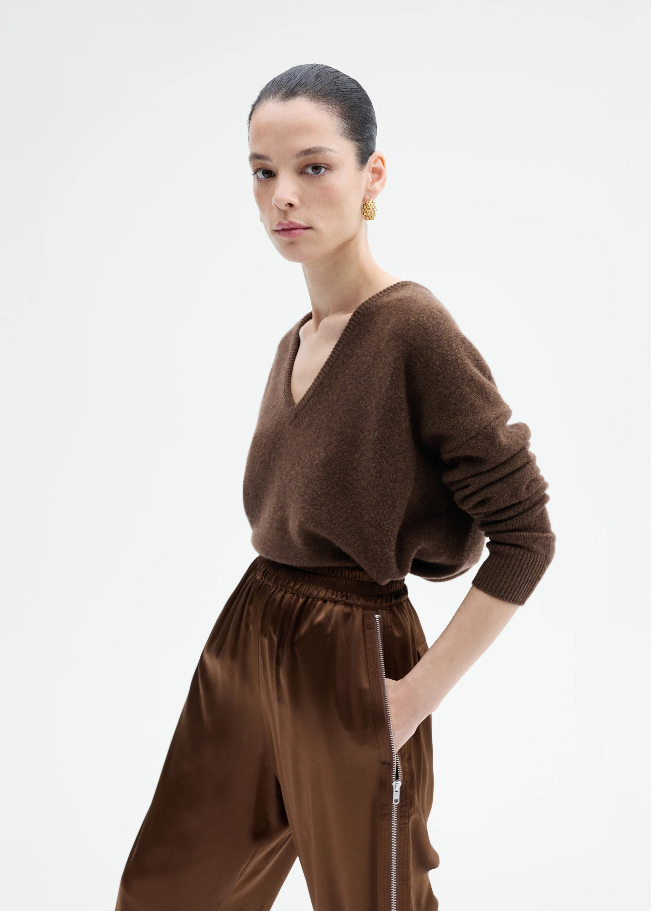 V-Neck Sweater in Cashmere - Brown
