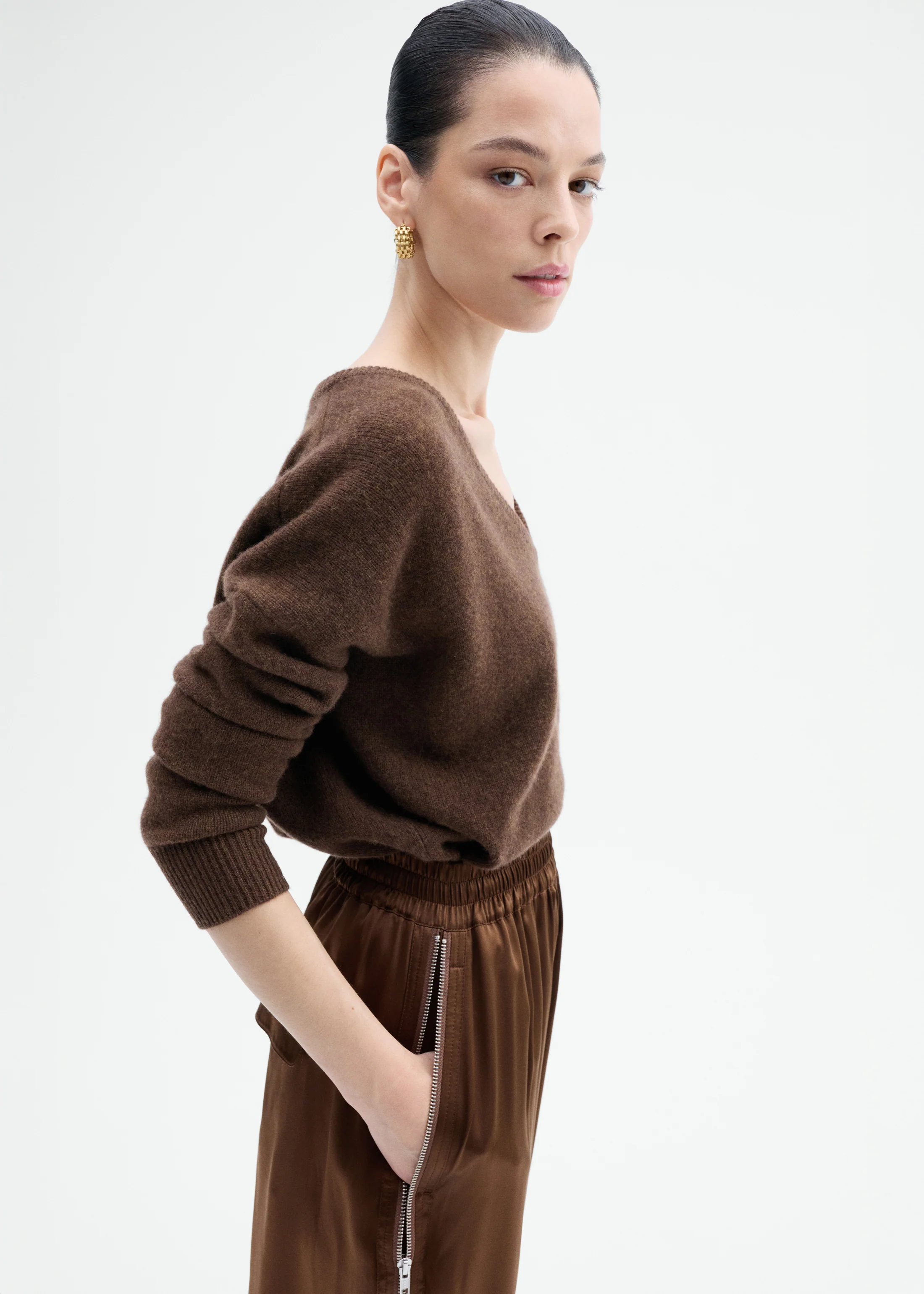 V-Neck Sweater in Cashmere - Brown