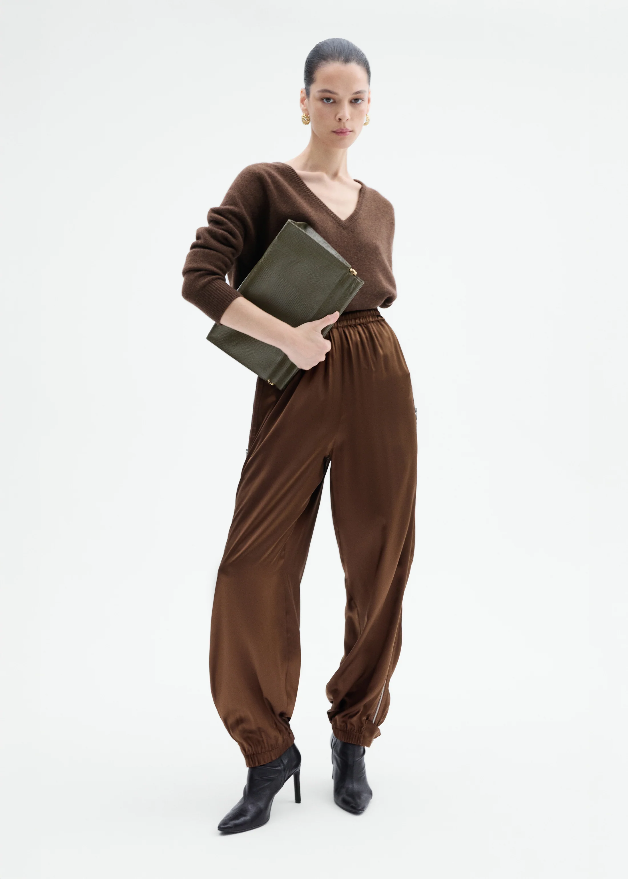 V-Neck Sweater in Cashmere - Brown