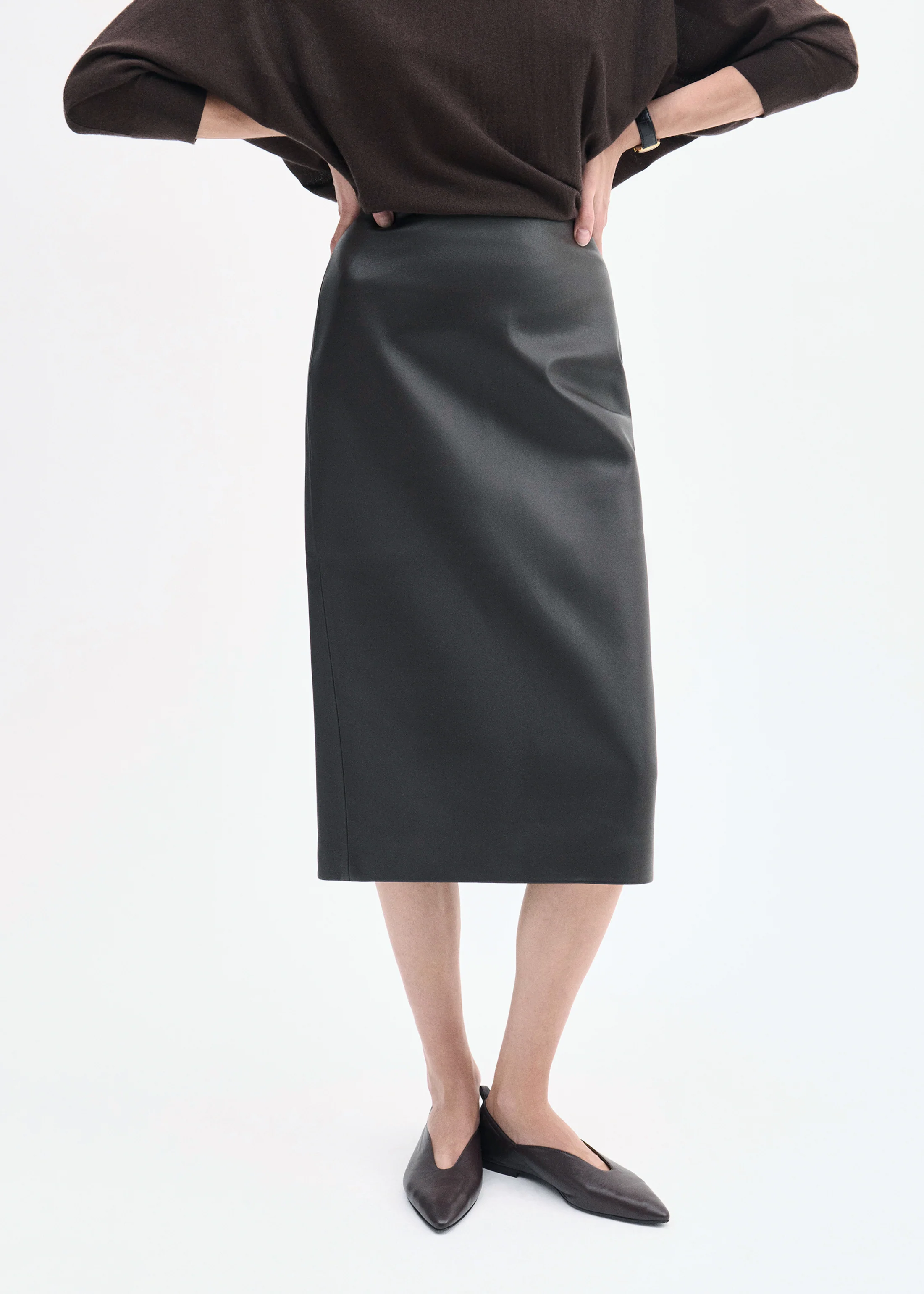1796-midi-pencil-skirt-in-leather-chocolate-1.webp Midi Pencil Skirt in Leather - Chocolate