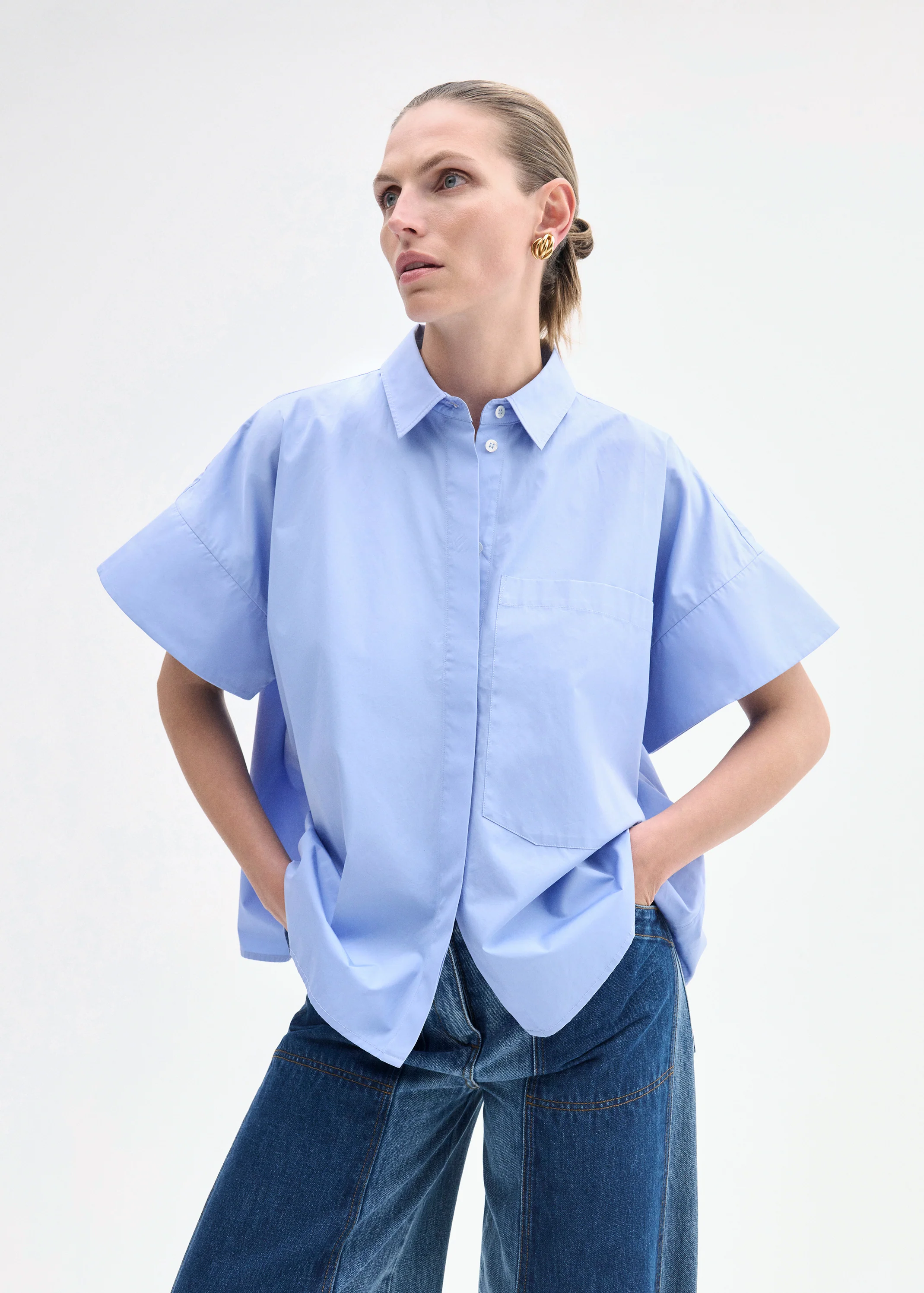 1812-boxy-short-sleeve-shirt-in-cotton-poplin-blue-1.webp Boxy Short Sleeve Shirt in Cotton Poplin - Blue