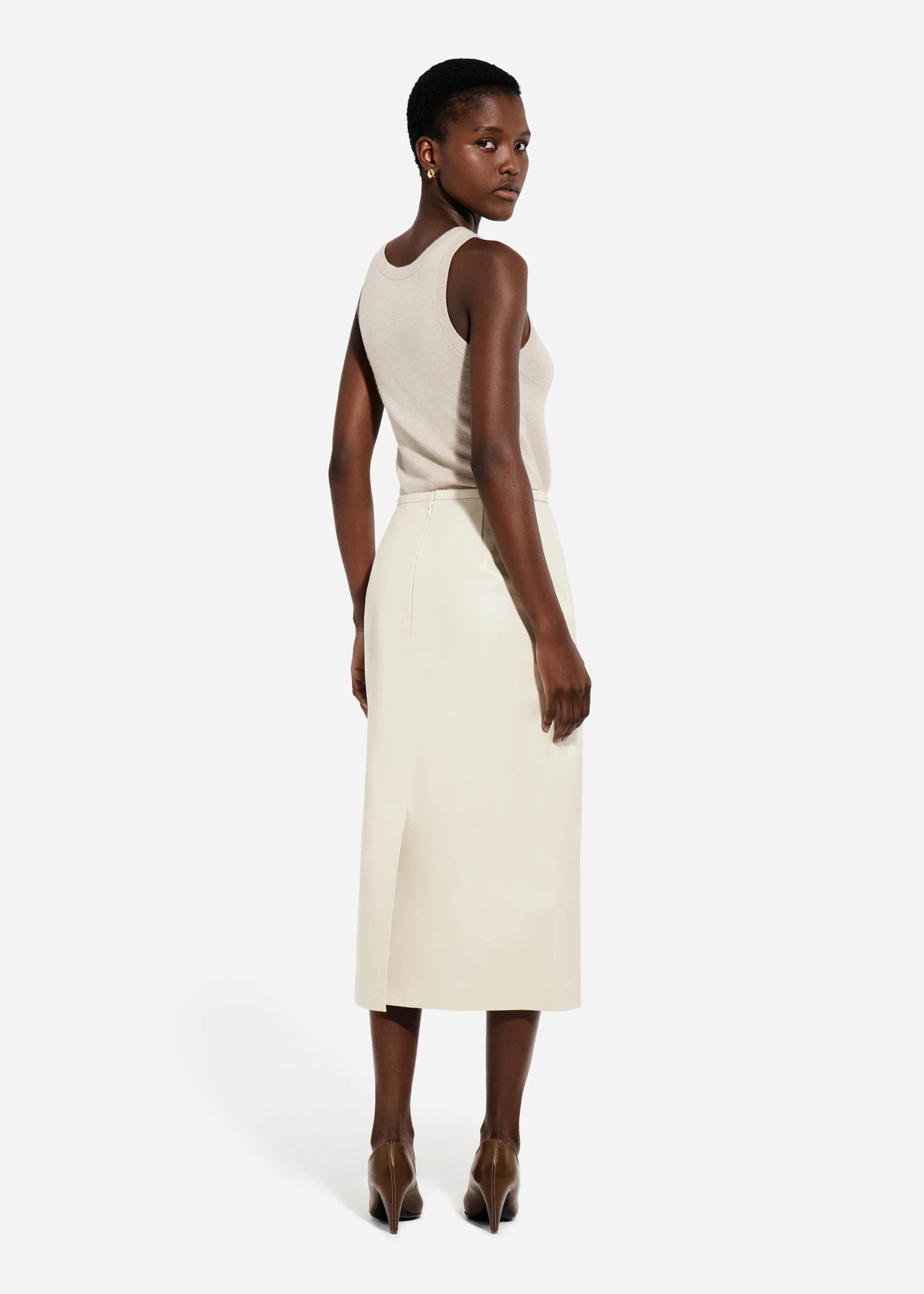 1921-pencil-skirt-in-leather-pearl-2.webp Pencil Skirt in Leather - Pearl