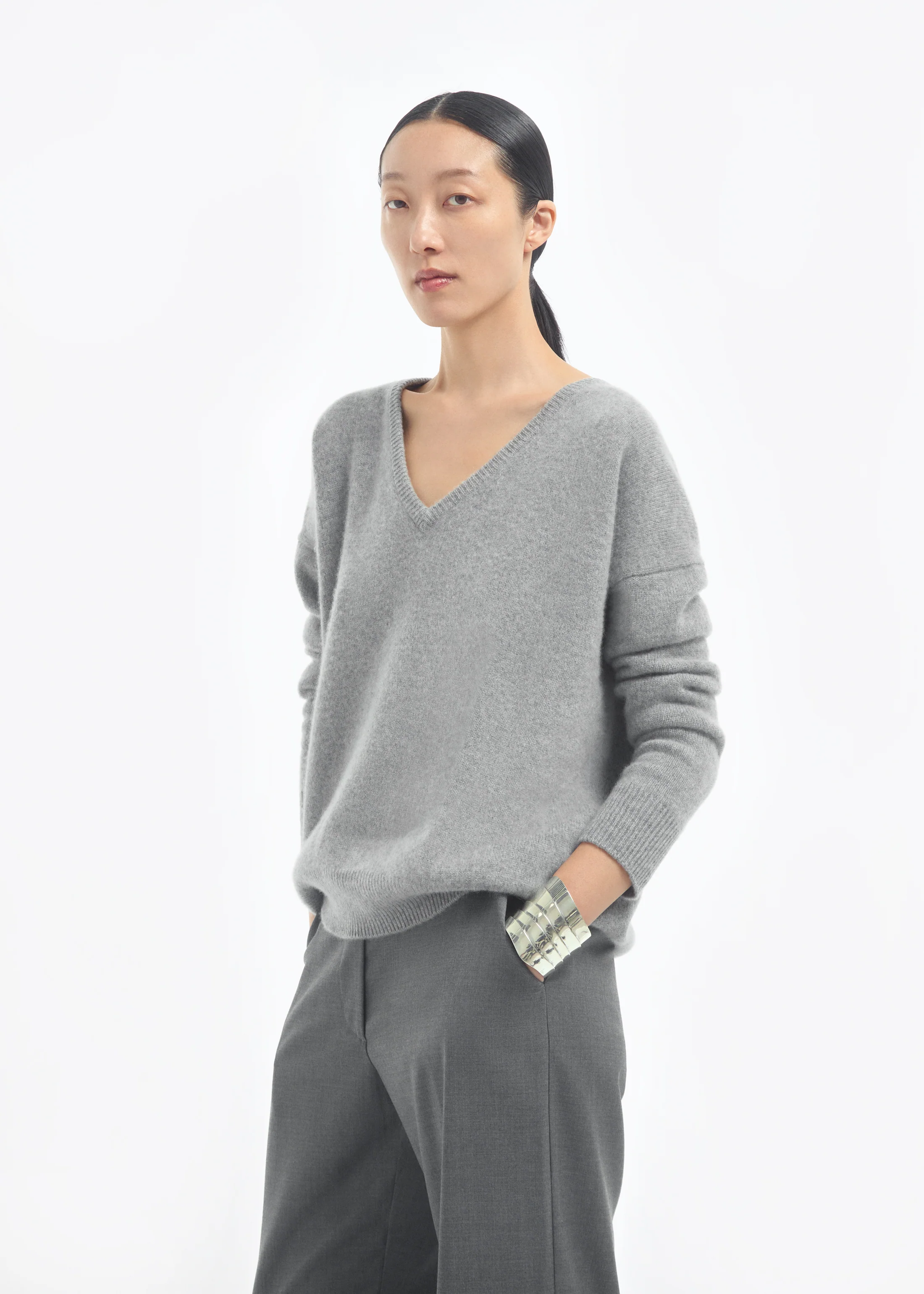 V-Neck Sweater in Cashmere - Grey