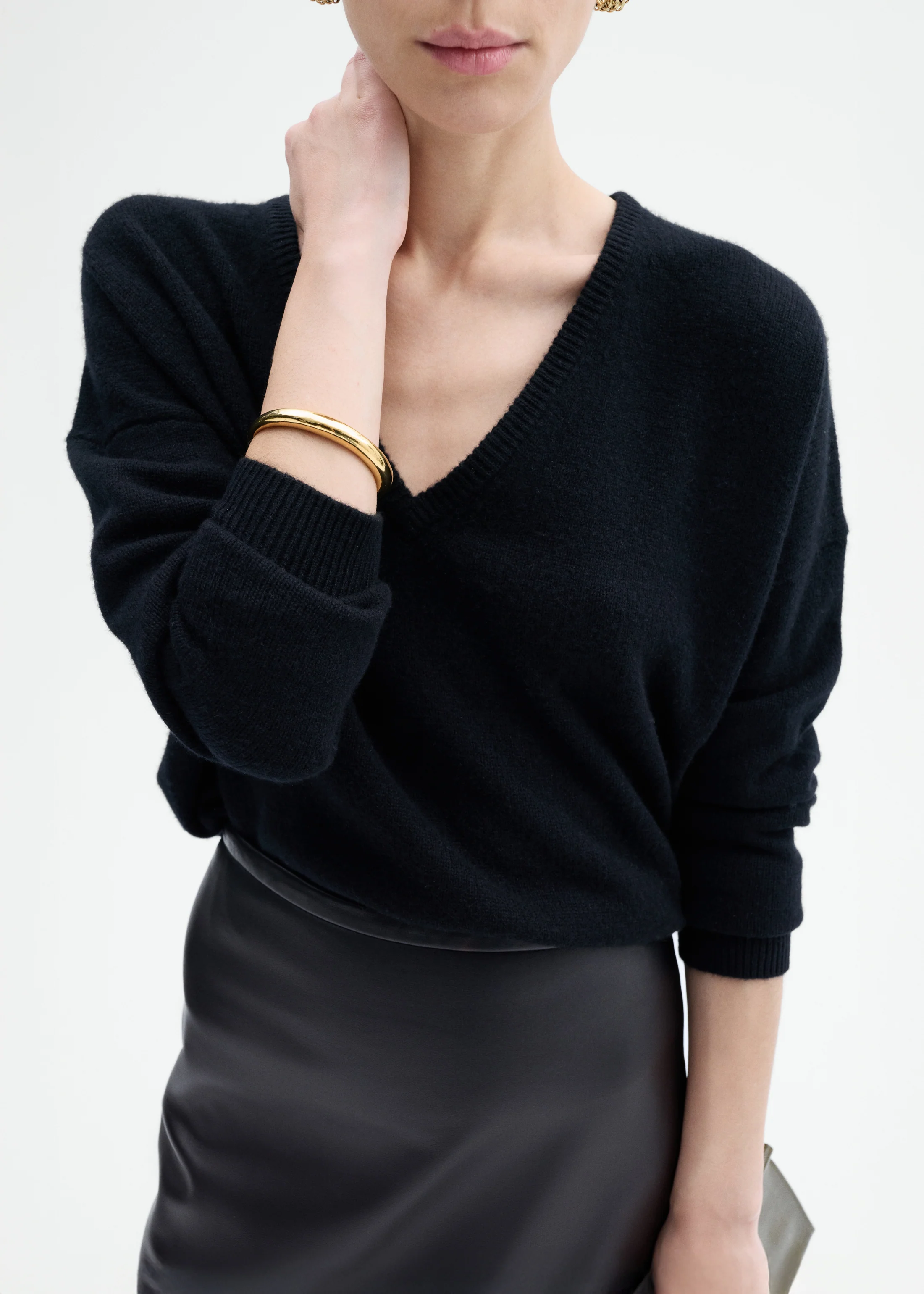 V-Neck Sweater in Cashmere - Black