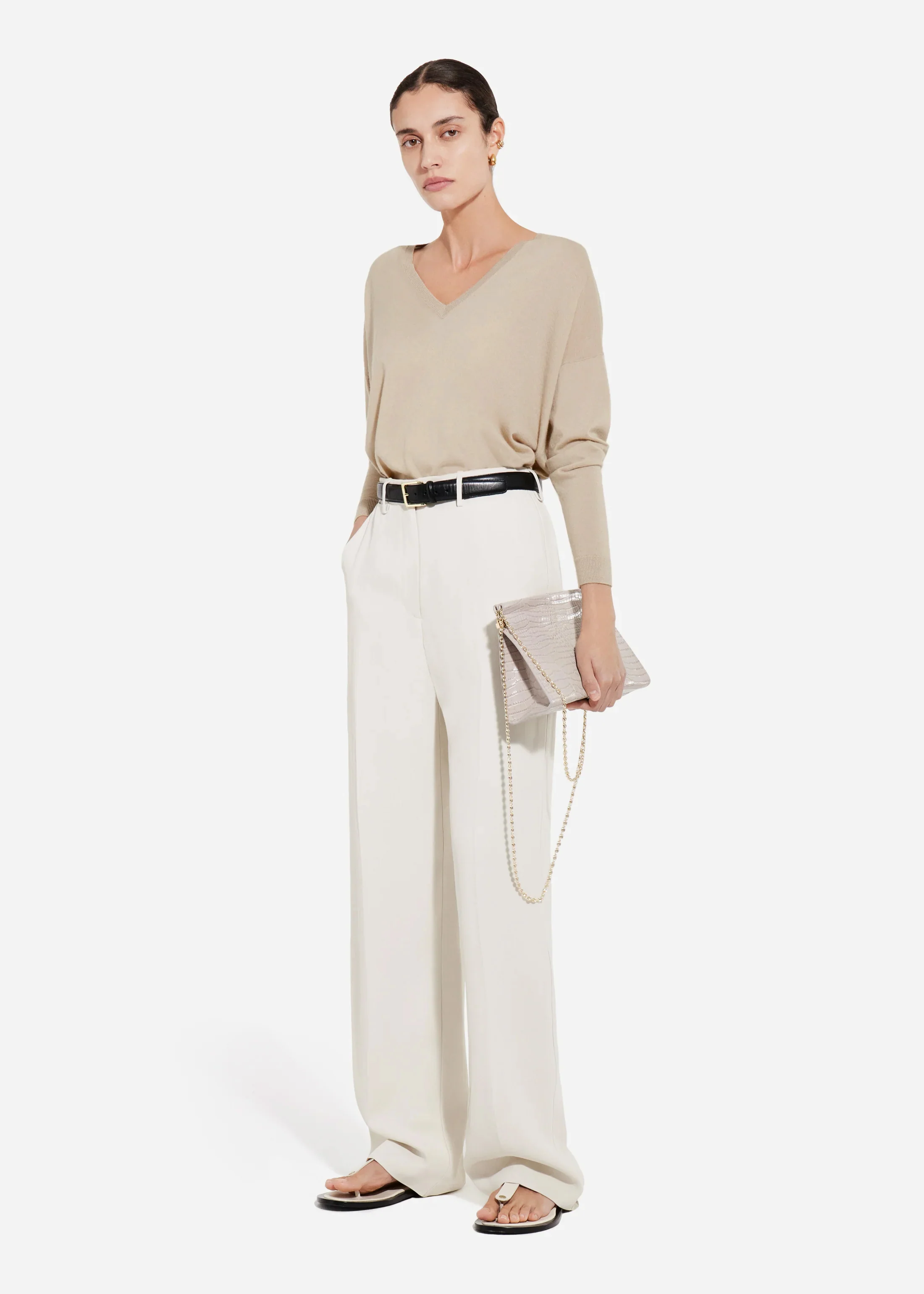 2055-v-neck-sweater-in-fine-cashmere-chestnut-1.webp V-Neck Sweater in Fine Cashmere - Chestnut