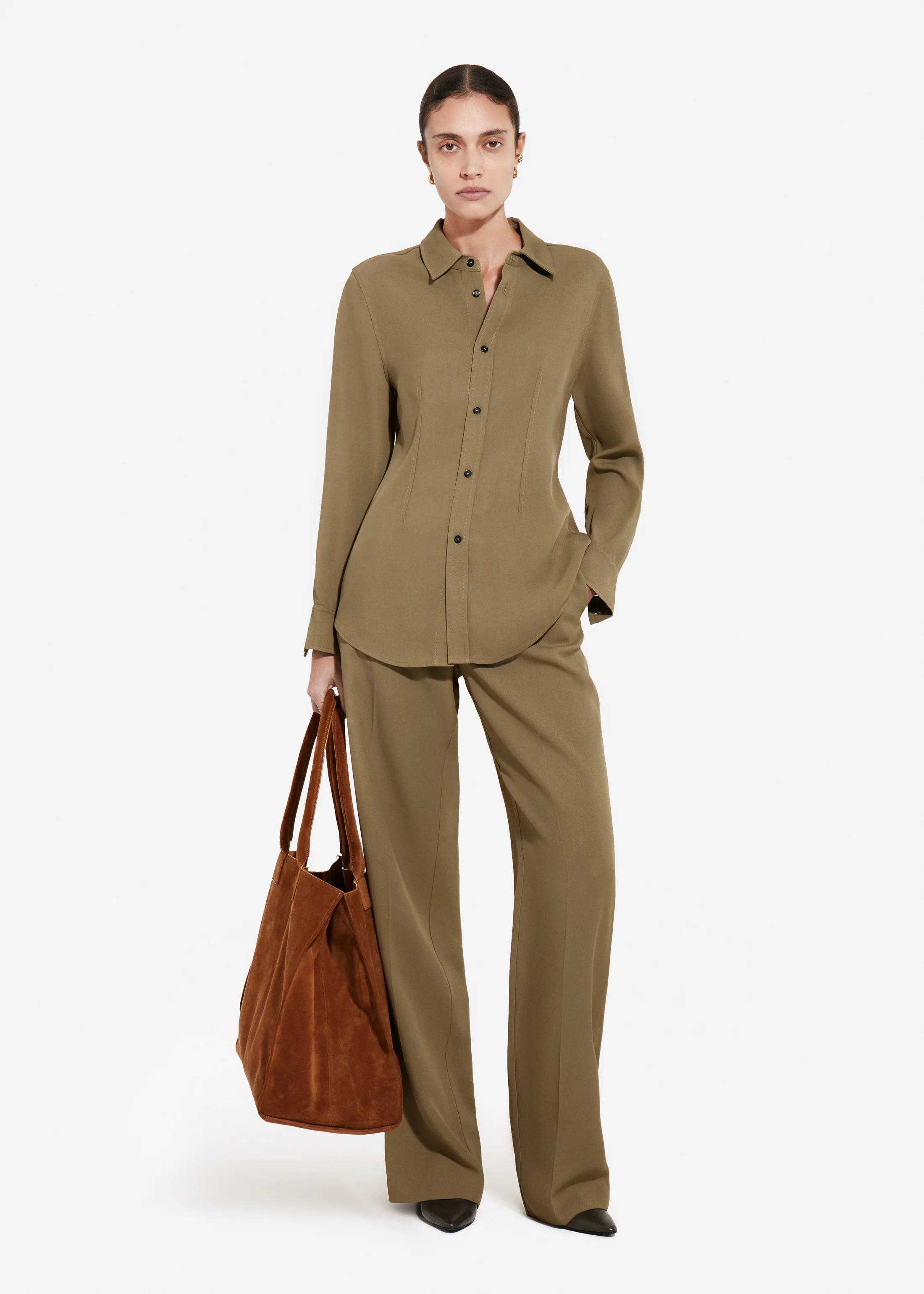 2069-fitted-collared-shirt-in-viscose-twill-aloe-1.webp Fitted Collared Shirt in Viscose Twill - Aloe