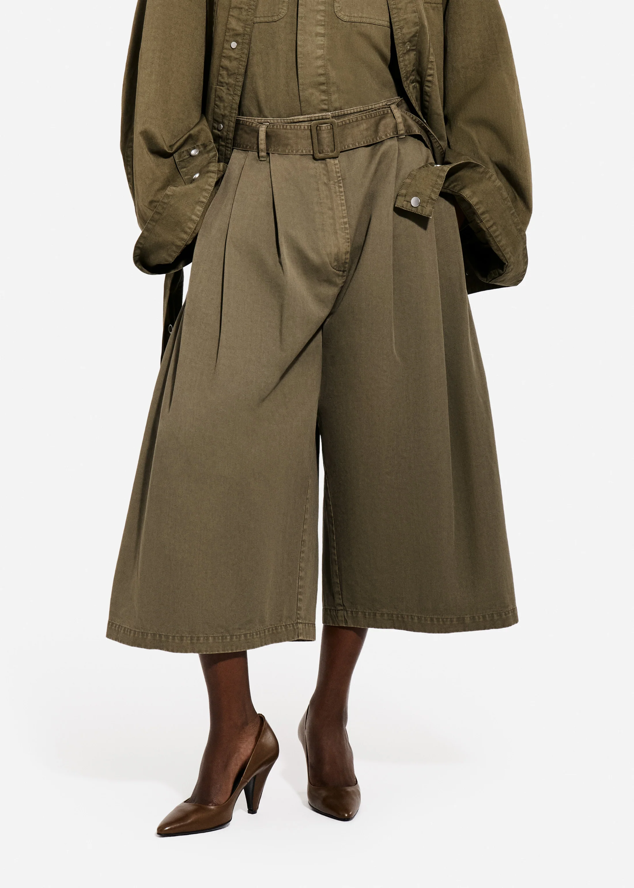 2110-pleated-culotte-in-garment-dyed-cotton-avocado-1.webp Pleated Culotte in Garment-Dyed Cotton - Avocado