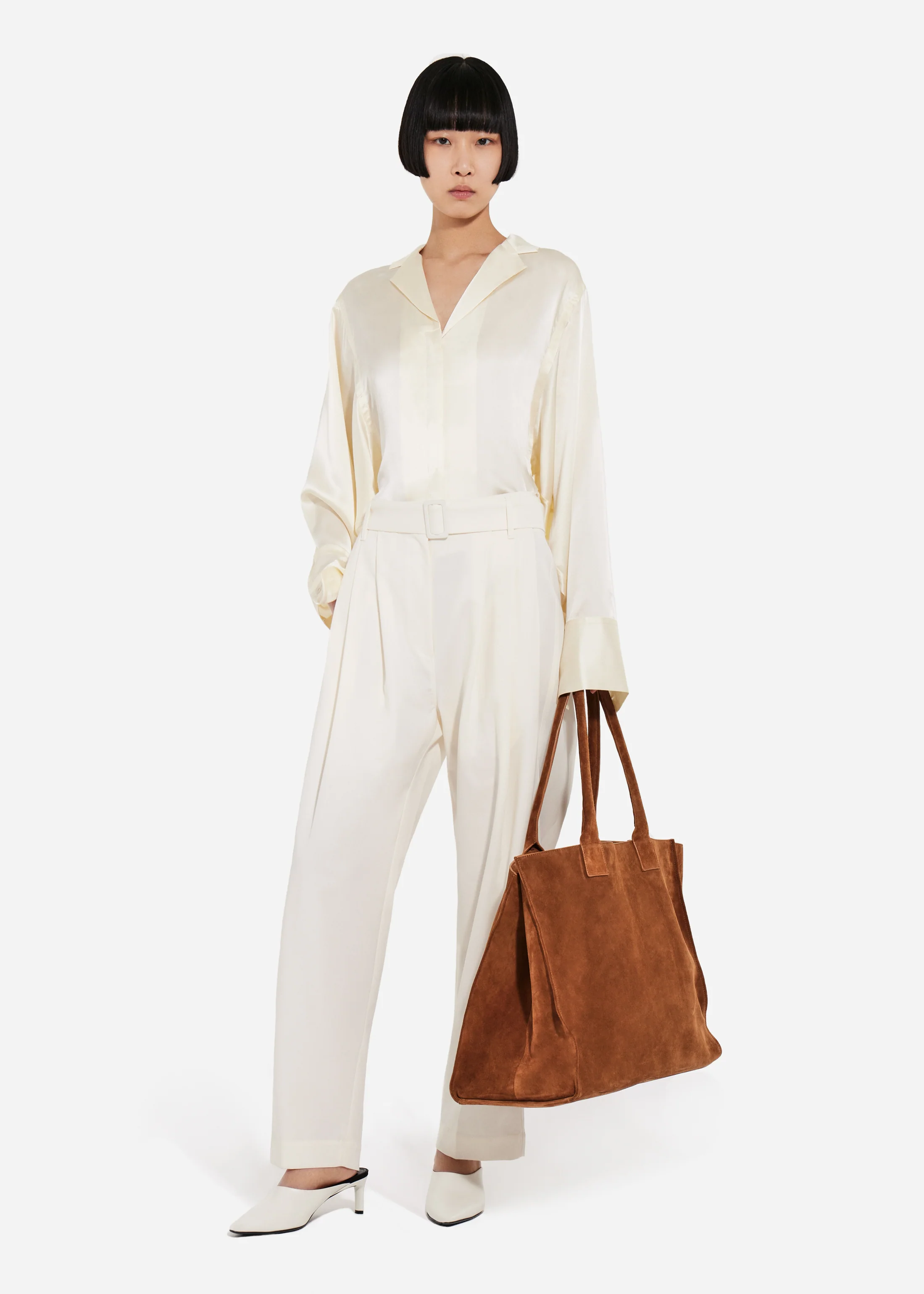 2152-relaxed-button-down-shirt-in-silk-charmeuse-pearl-1.webp Relaxed Button Down Shirt in Silk Charmeuse - Pearl