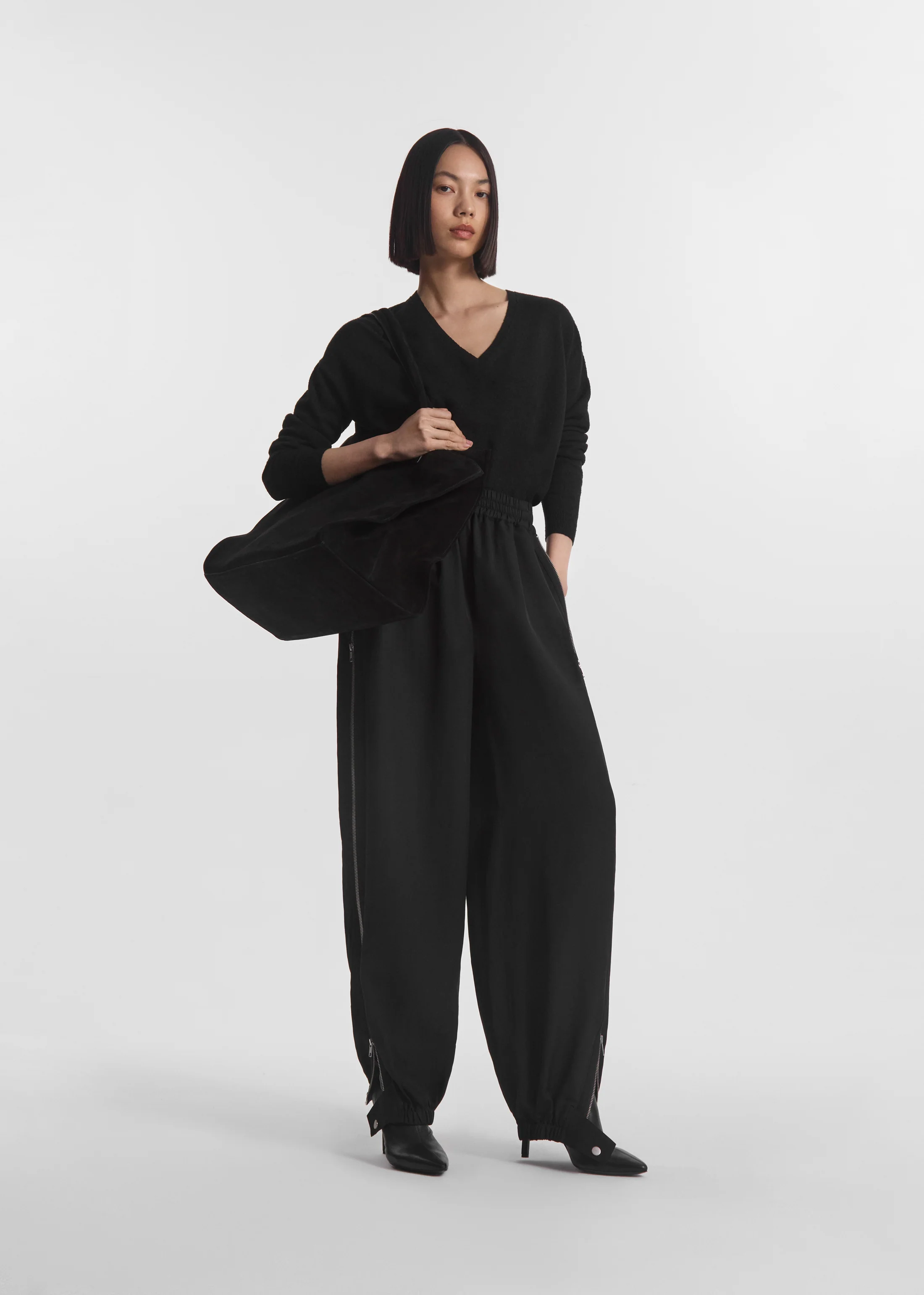 238-v-neck-sweater-in-silk-linen-black-2.webp V-Neck Sweater in Silk Linen - Black