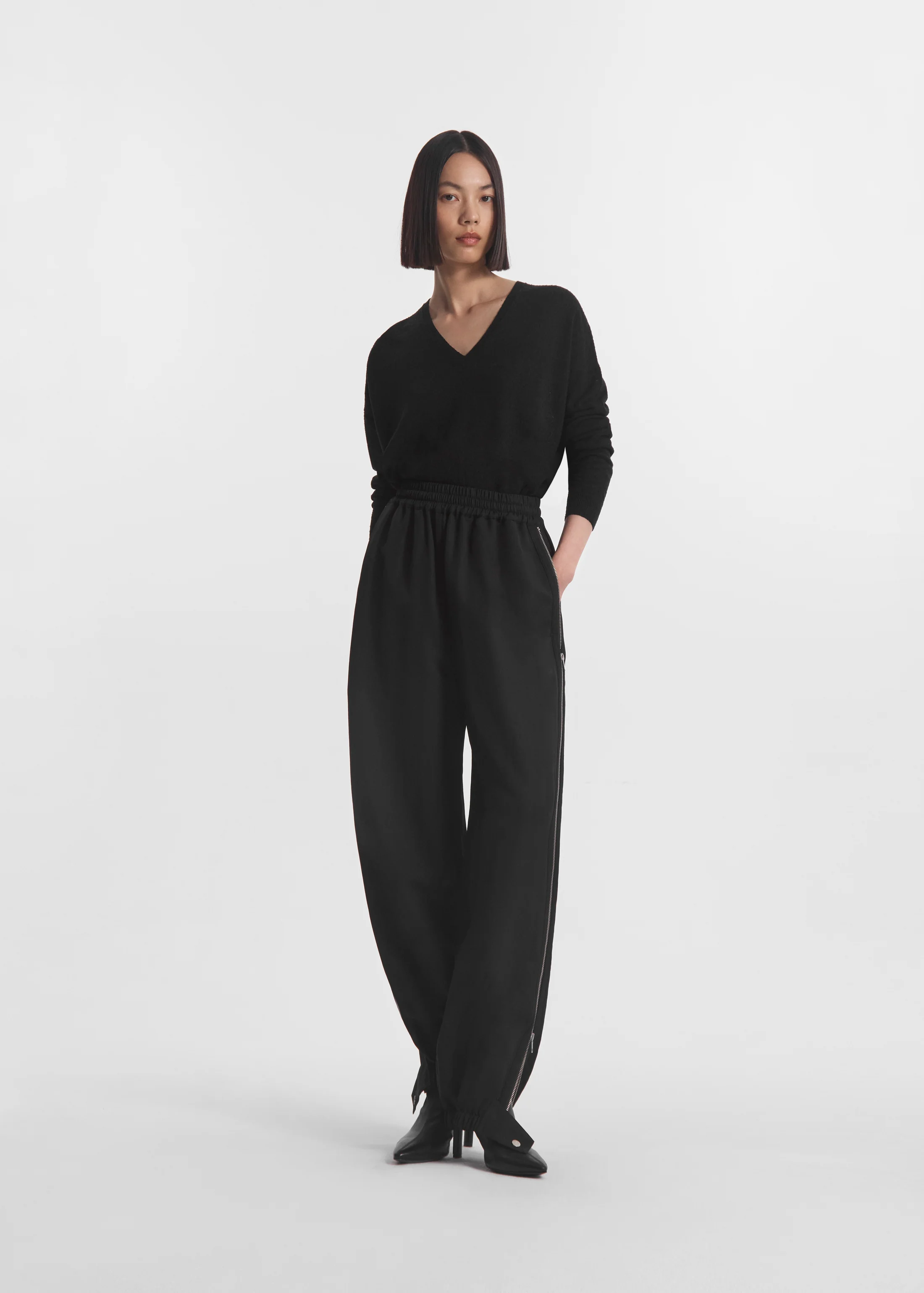 238-v-neck-sweater-in-silk-linen-black-3.webp V-Neck Sweater in Silk Linen - Black