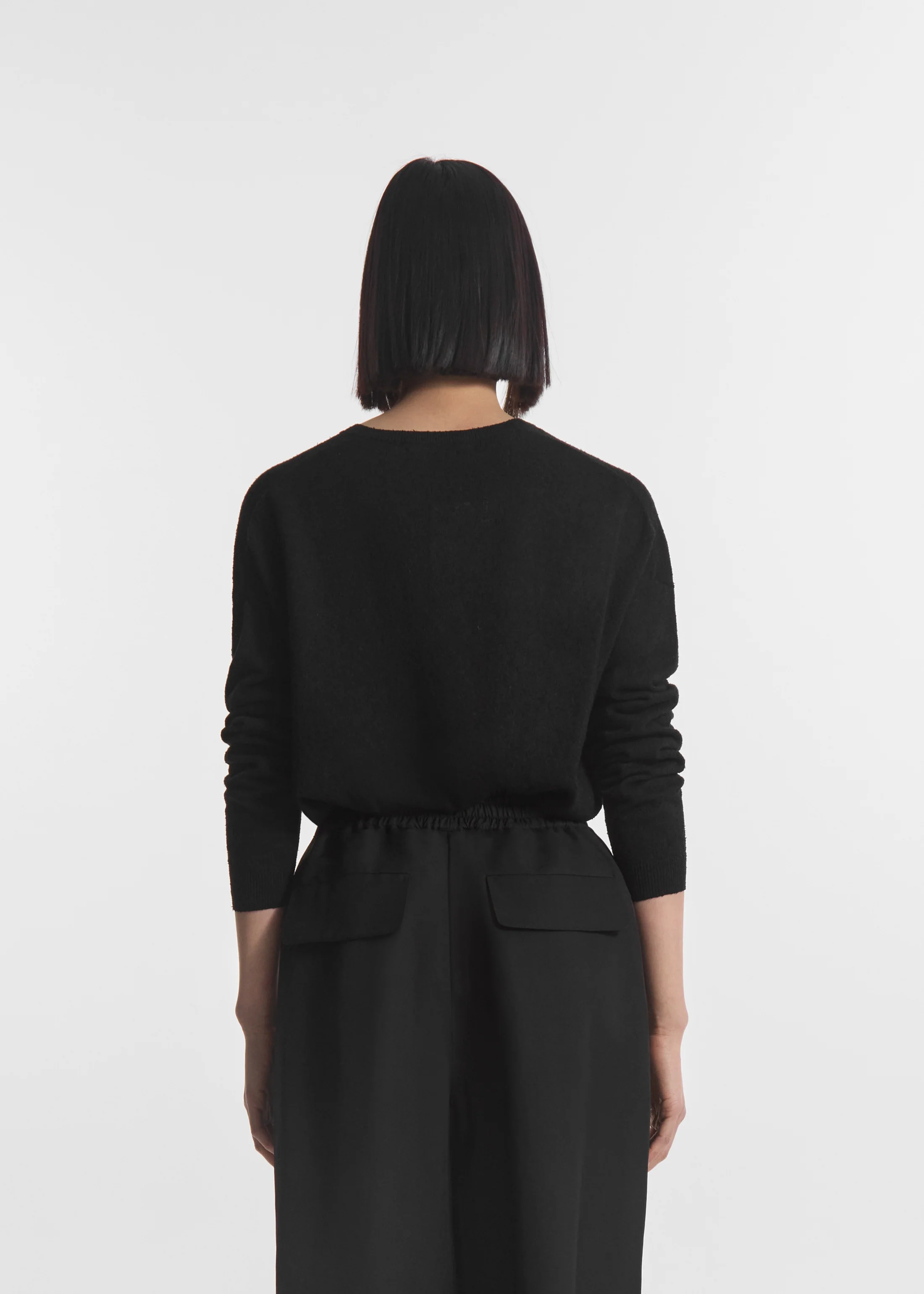 238-v-neck-sweater-in-silk-linen-black-4.webp V-Neck Sweater in Silk Linen - Black