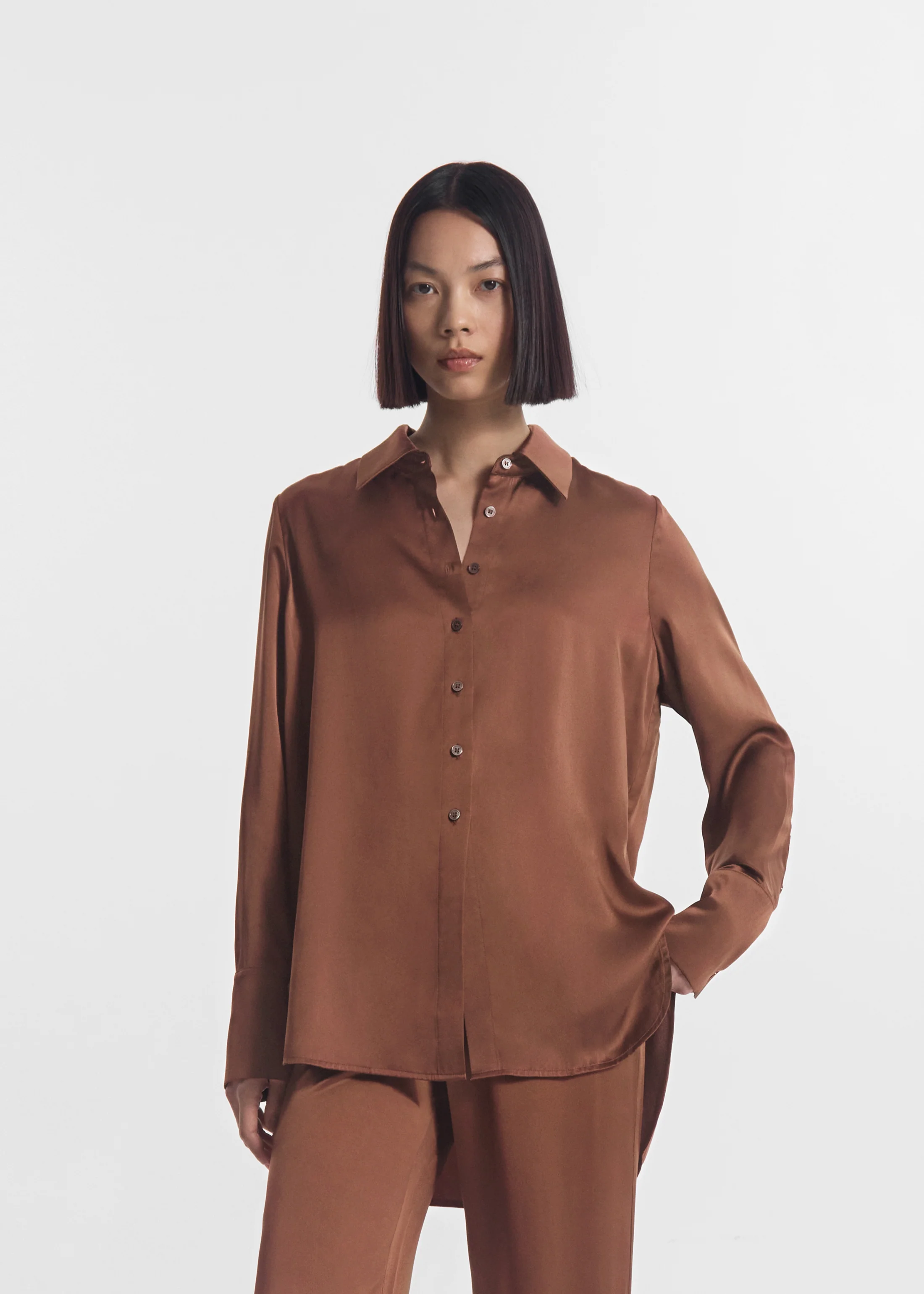 366-button-down-shirt-in-silk-chocolate-1.webp Button Down Shirt in Silk - Chocolate