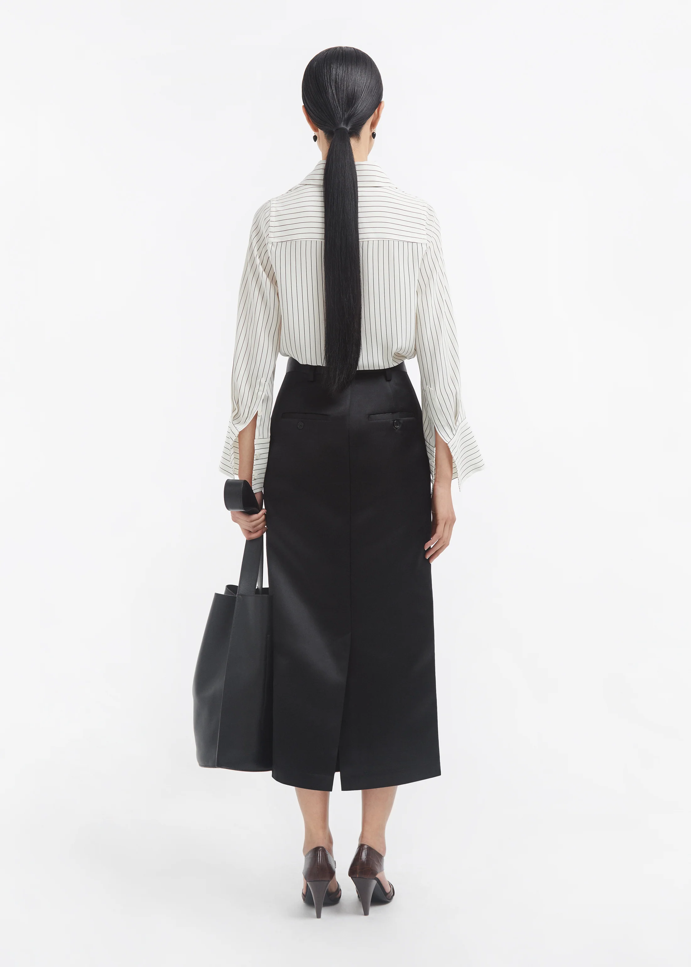 422-fitted-classic-shirt-in-silk-stripe-3.webp Fitted Classic Shirt in Silk - Stripe