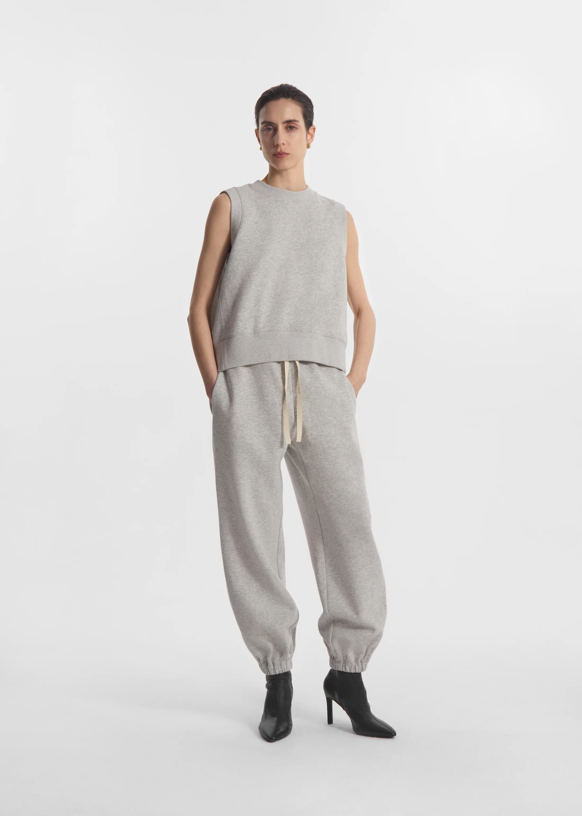 443-sleeveless-sweatshirt-in-scuba-heather-grey-1.webp Sleeveless Sweatshirt in Scuba - Heather Grey