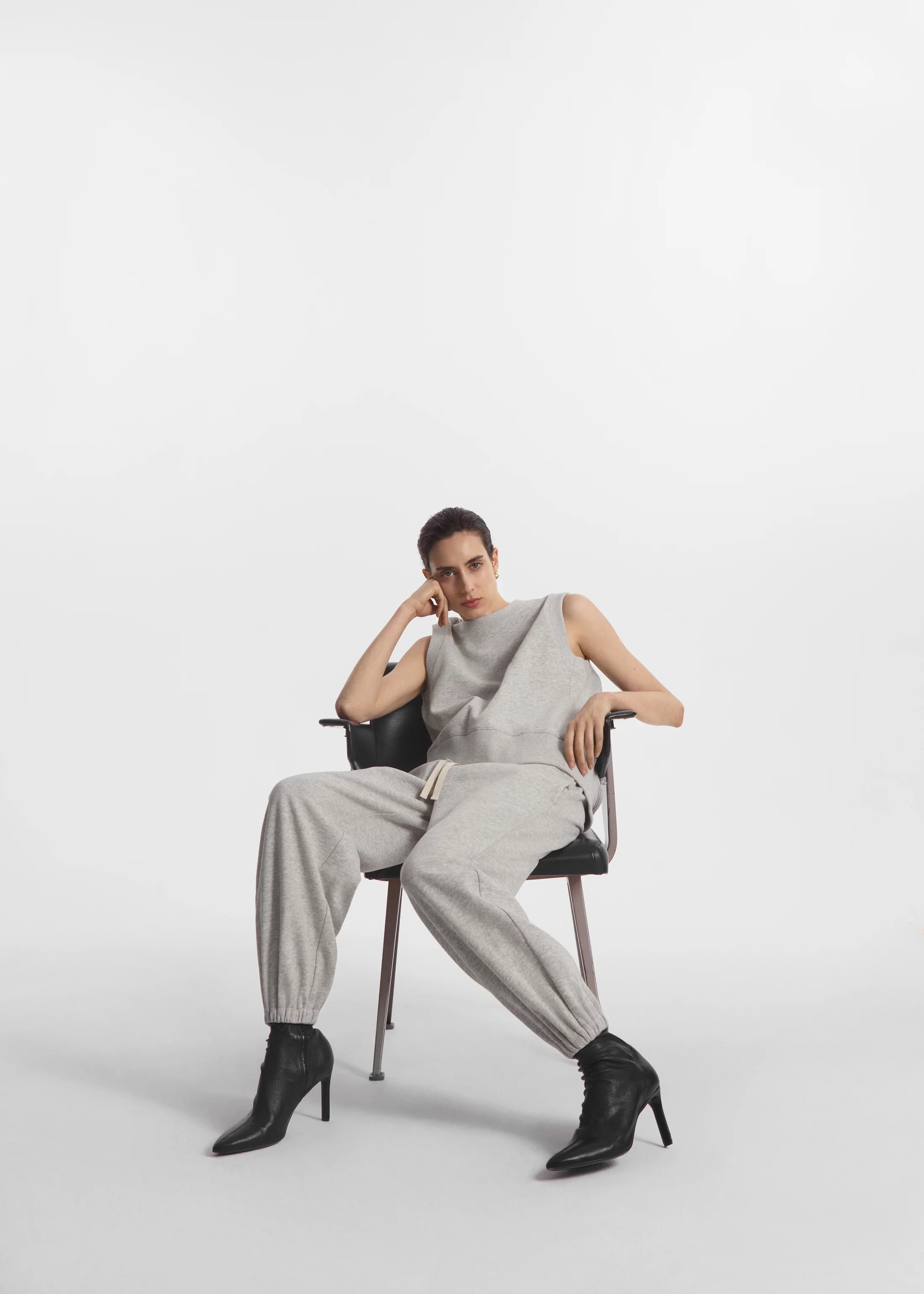 Sleeveless Sweatshirt in Scuba - Heather Grey