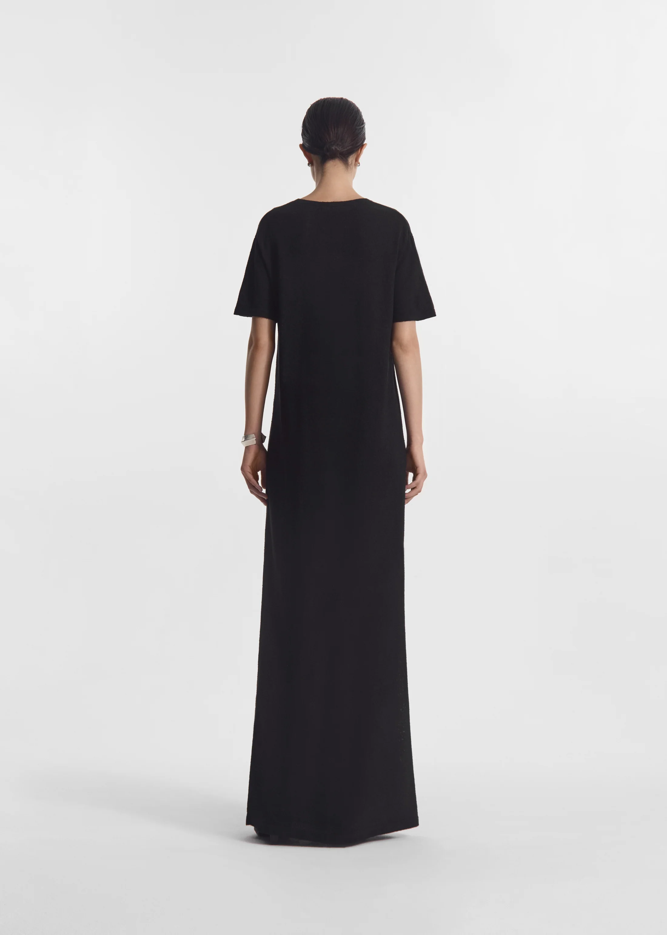 57-t-shirt-dress-in-silk-linen-black-4.webp T-Shirt Dress in Silk Linen - Black