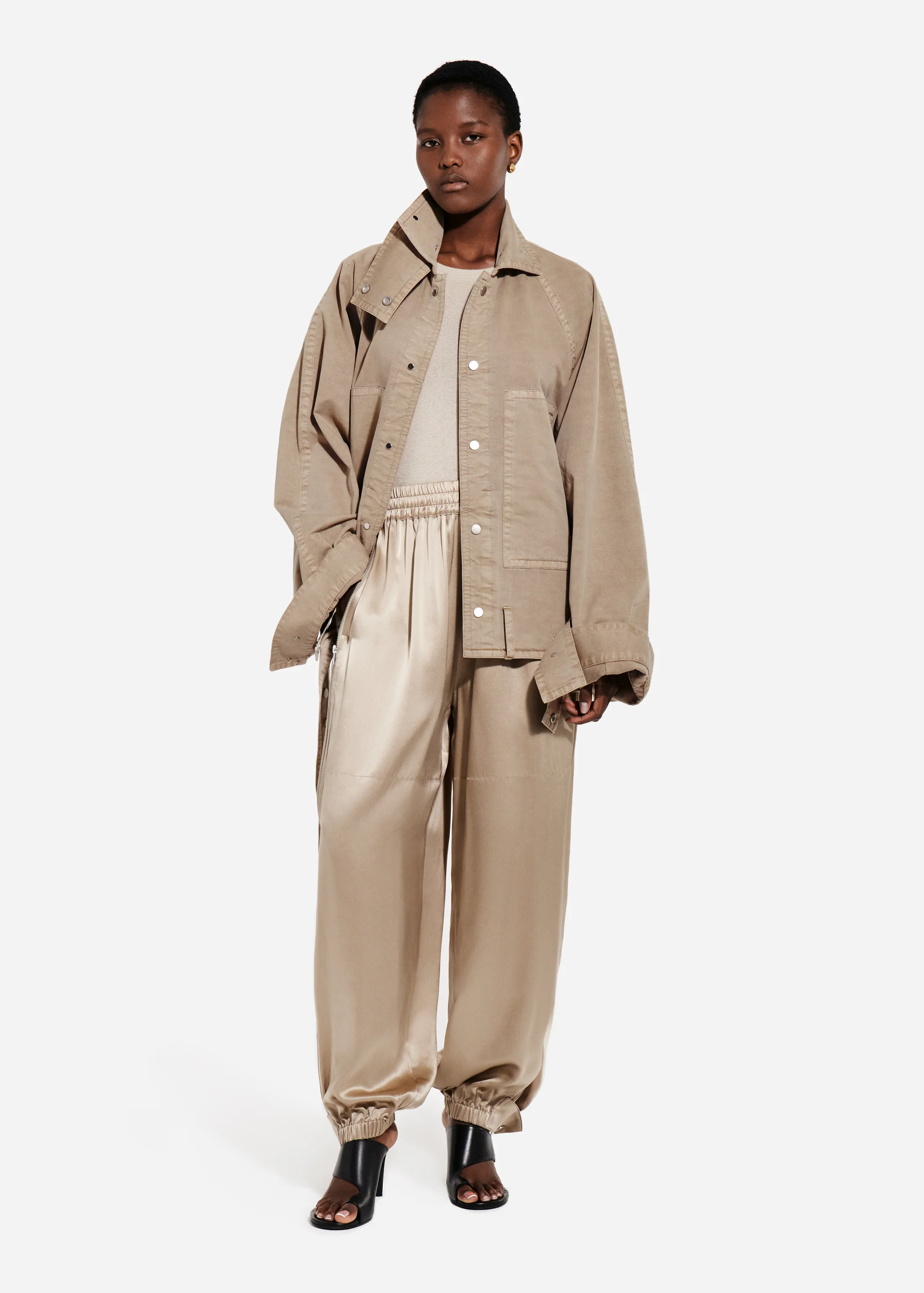 618-articulated-vented-pant-in-silk-charmeuse-sesame-1.webp Articulated Vented Pant in Silk Charmeuse - Sesame