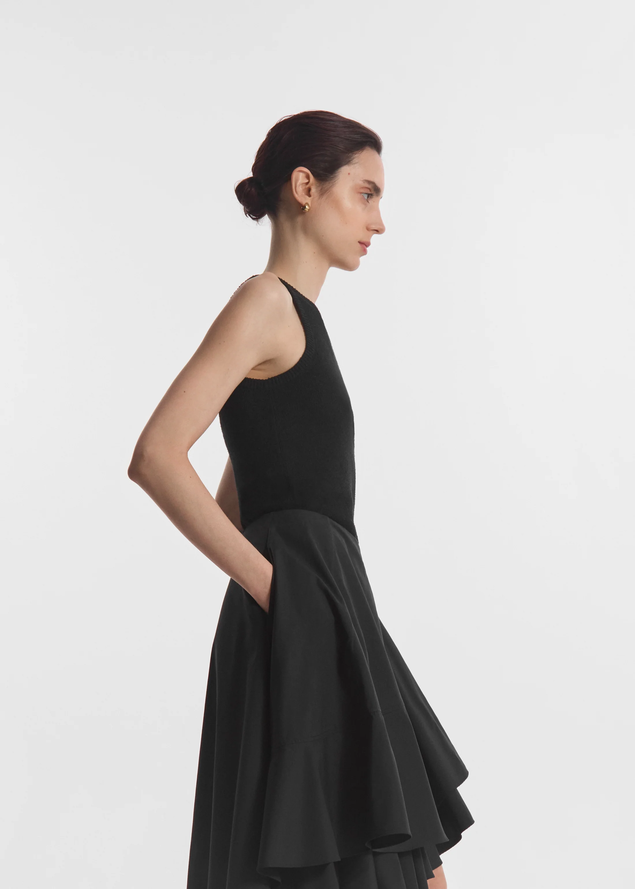 64-racerback-tank-in-silk-linen-black-3.webp Racerback Tank in Silk Linen - Black