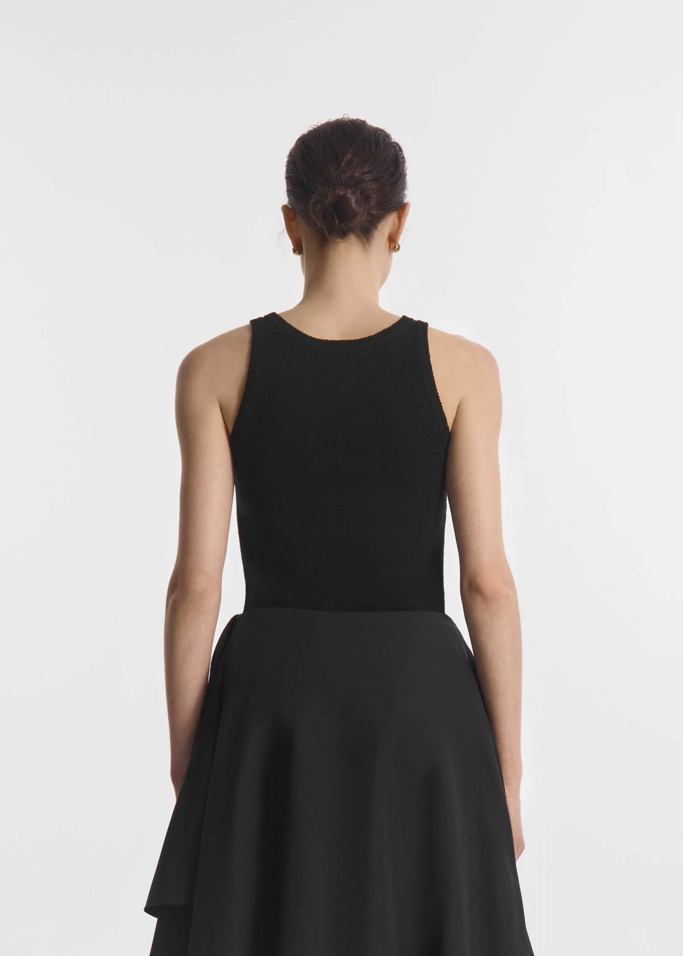 64-racerback-tank-in-silk-linen-black-4.webp Racerback Tank in Silk Linen - Black