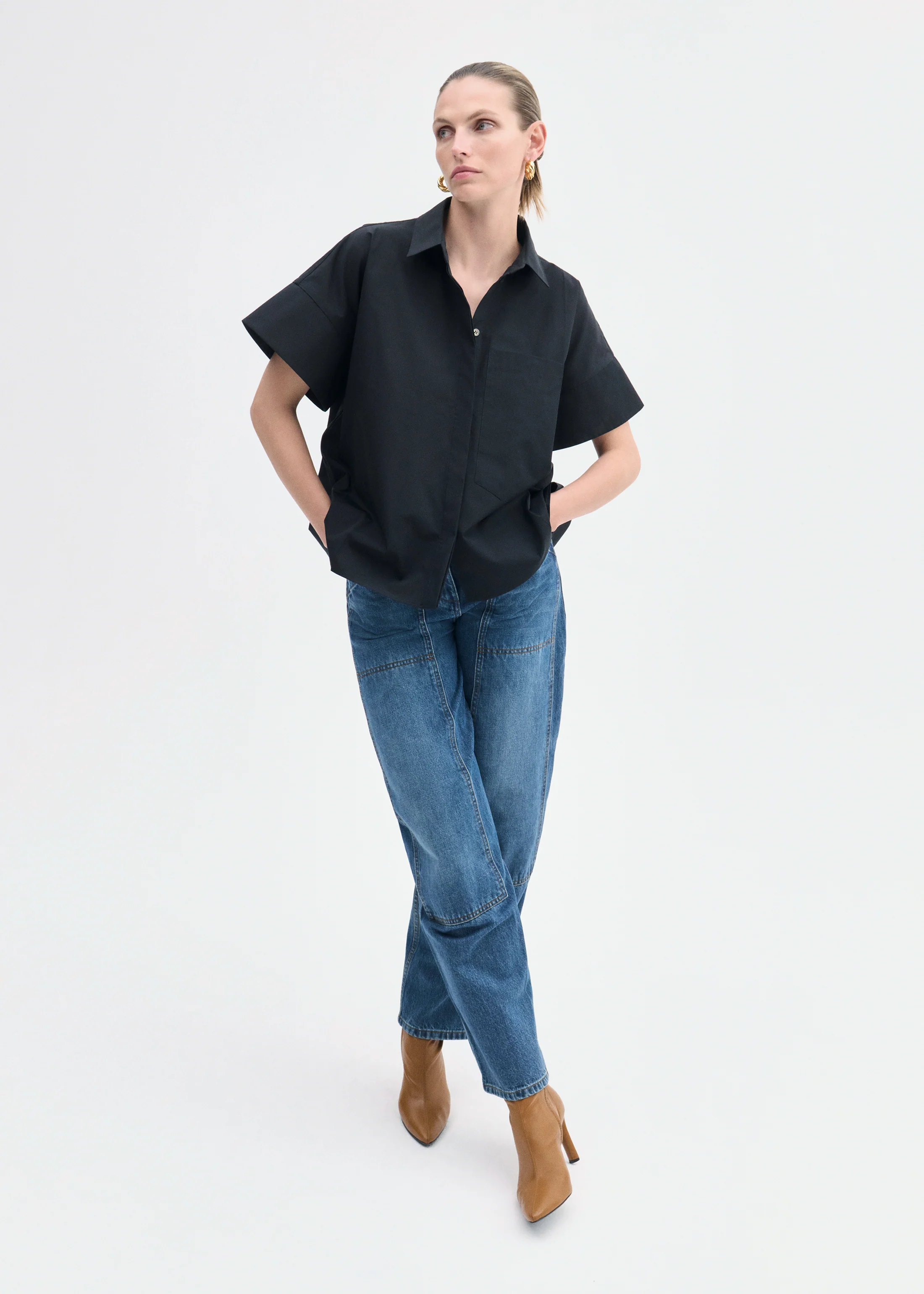 655-boxy-short-sleeve-shirt-in-cotton-poplin-black-1.webp Boxy Short Sleeve Shirt in Cotton Poplin - Black