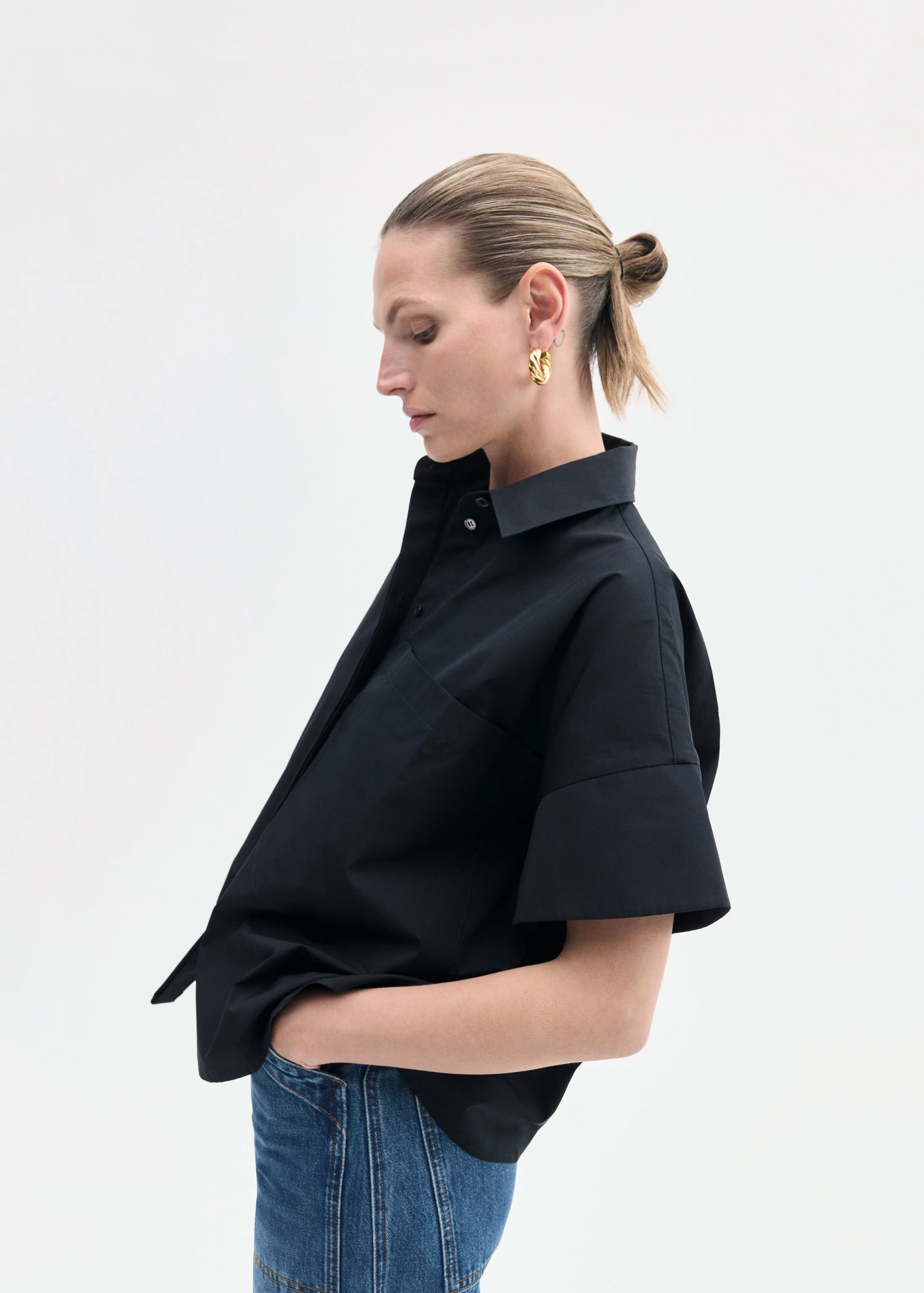 655-boxy-short-sleeve-shirt-in-cotton-poplin-black-2.webp Boxy Short Sleeve Shirt in Cotton Poplin - Black