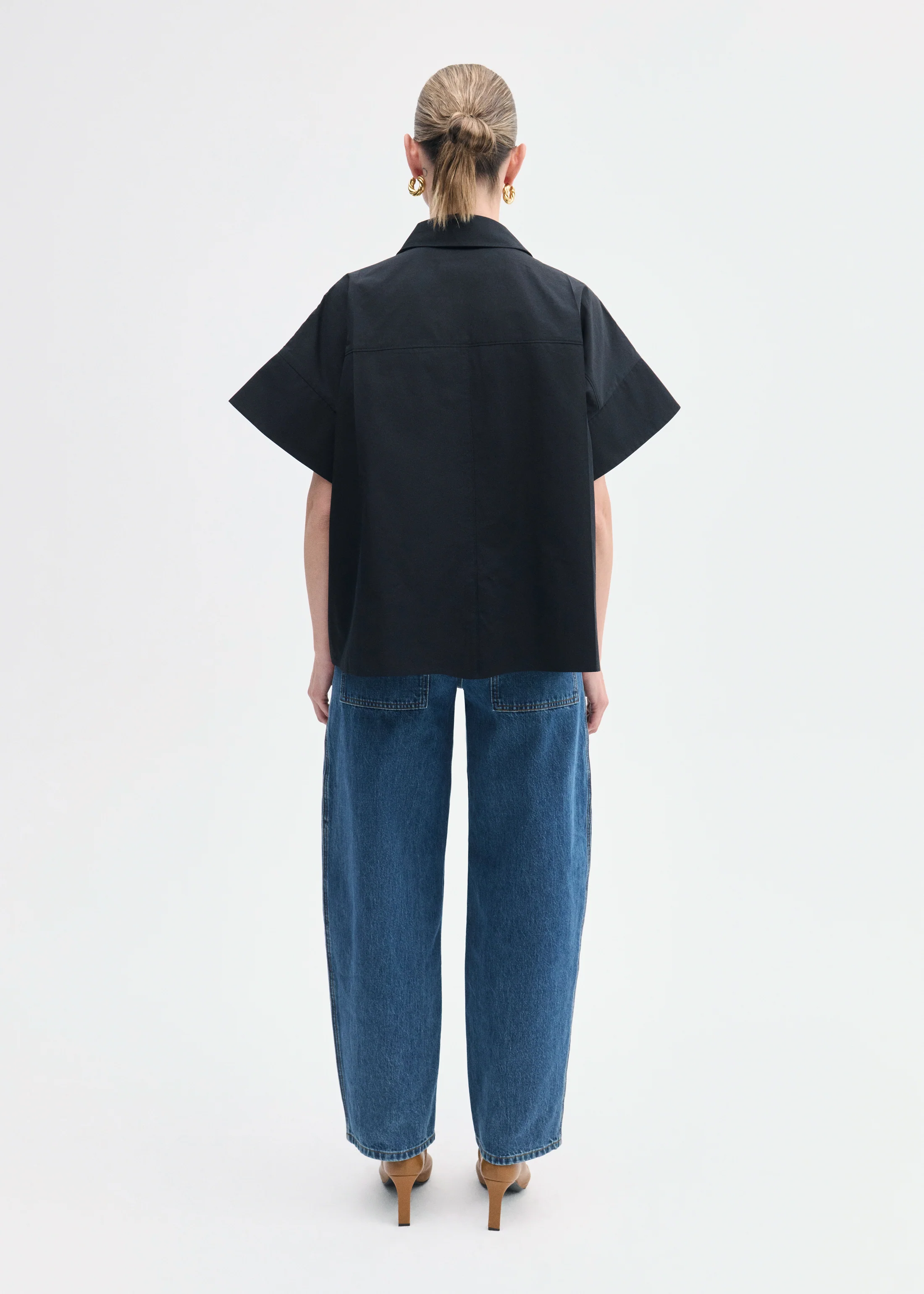 655-boxy-short-sleeve-shirt-in-cotton-poplin-black-3.webp Boxy Short Sleeve Shirt in Cotton Poplin - Black