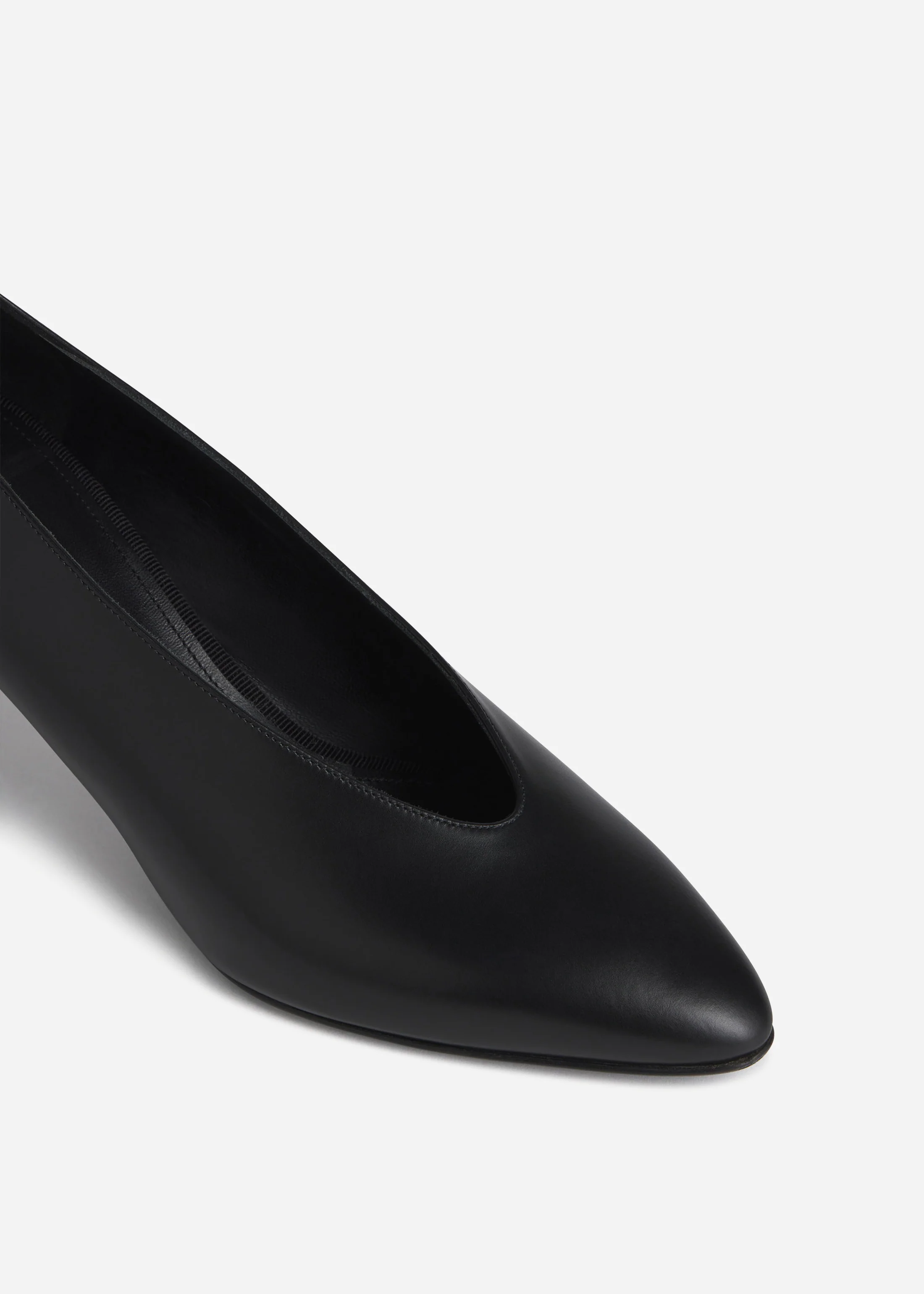 Pointed Kitten Heel in Leather - Black