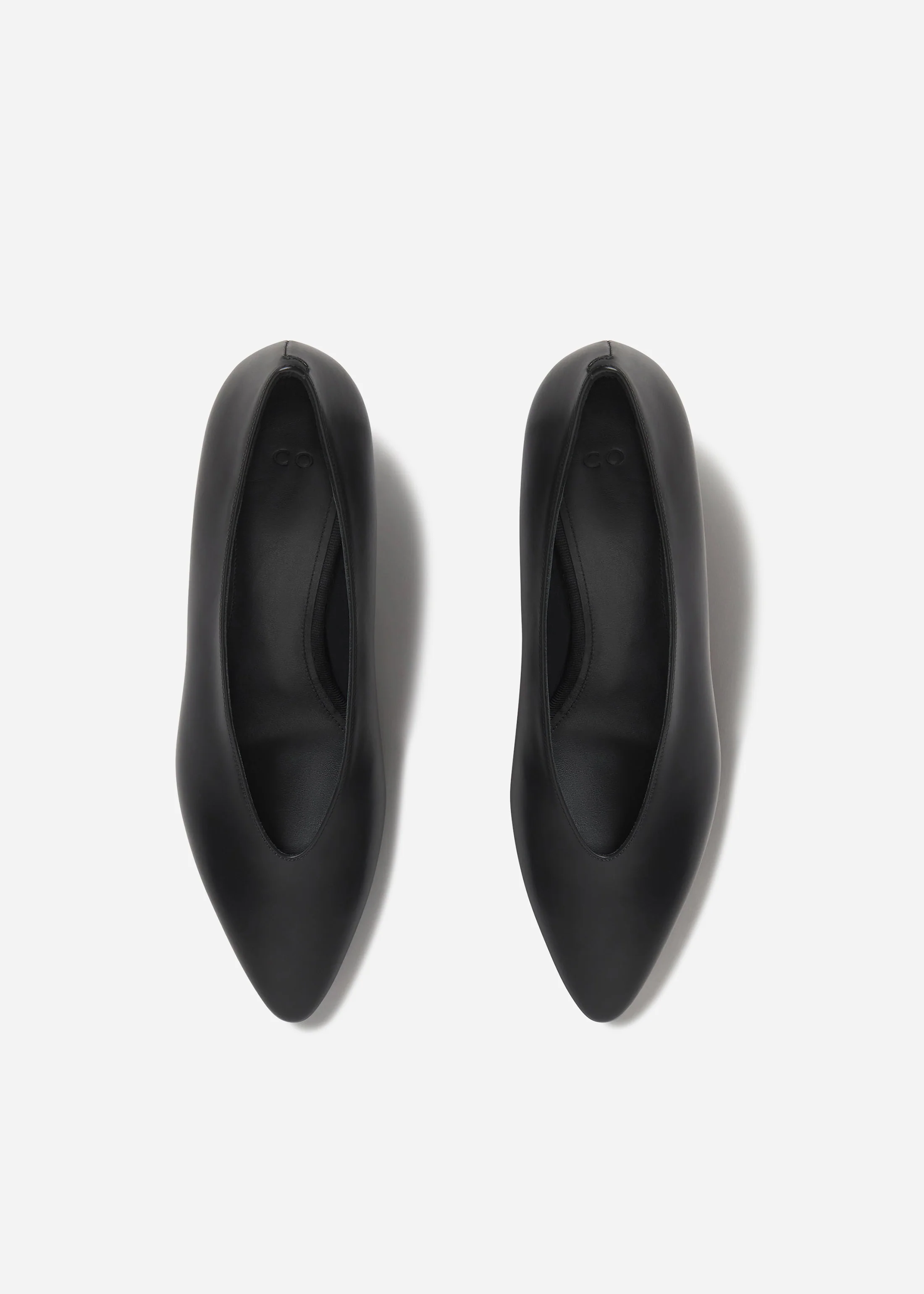 Pointed Kitten Heel in Leather - Black