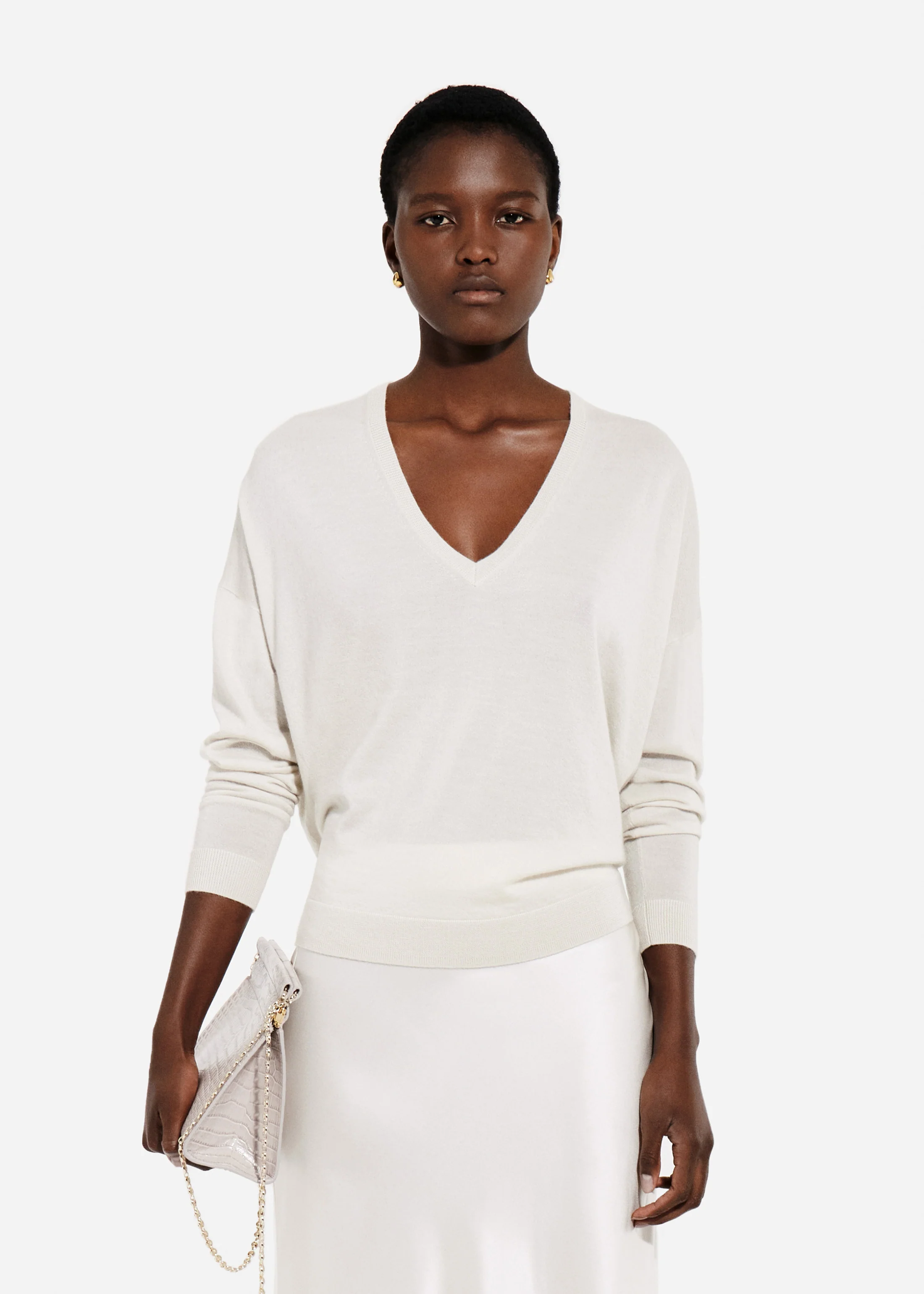 887-v-neck-sweater-in-fine-cashmere-pearl-1.webp V-Neck Sweater in Fine Cashmere - Pearl
